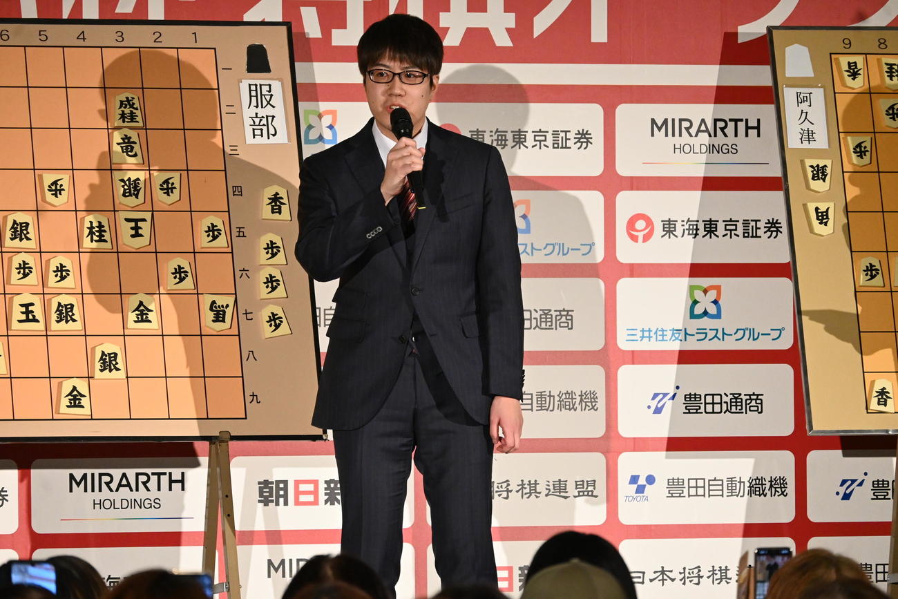 第18回朝日杯将棋オープン戦本戦トーナメント1回戦を勝ち上がり、終局後、大盤解説会に登場した服部慎一郎六段（撮影・松浦隆司）