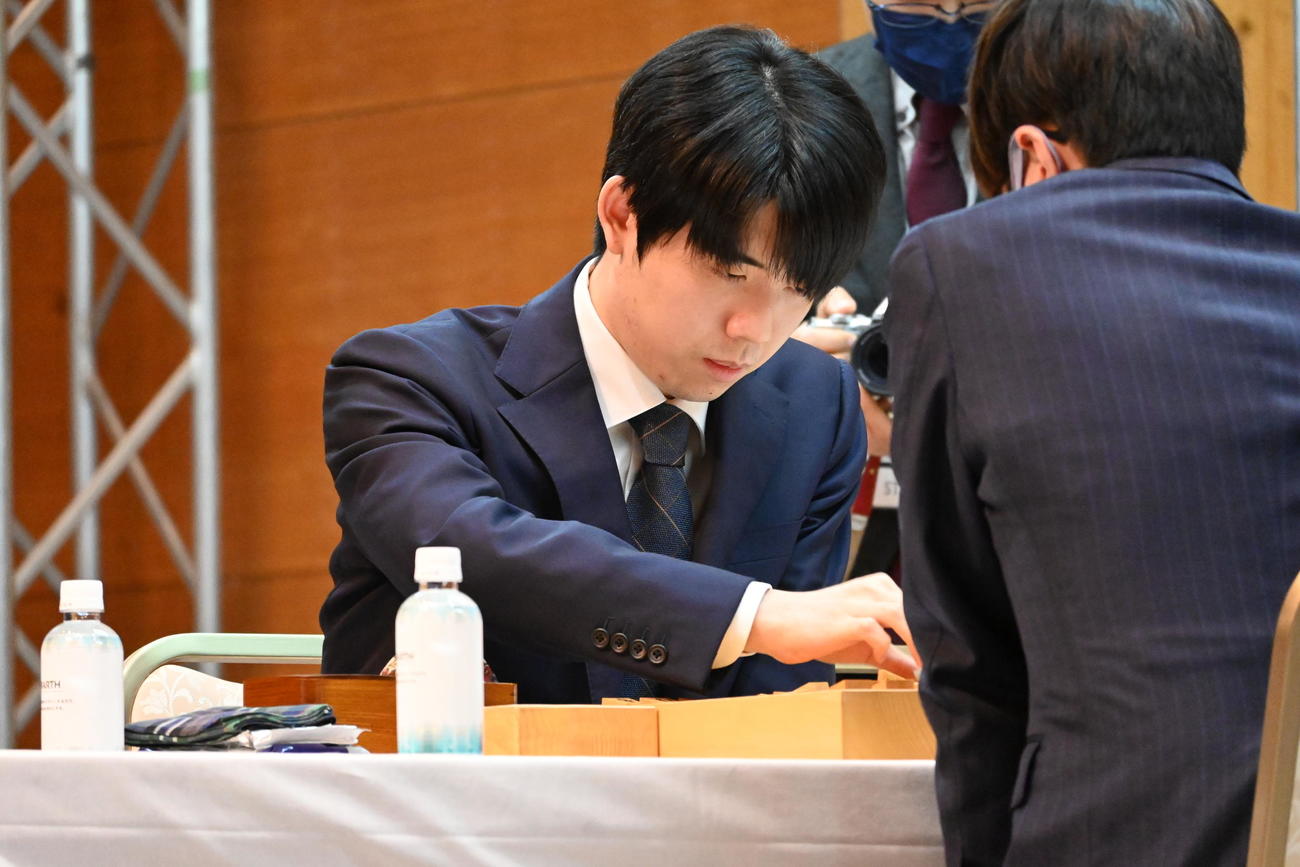 第18回朝日杯将棋オープン戦本戦トーナメント準々決勝に臨んだ藤井聡太7冠（撮影・松浦隆司）