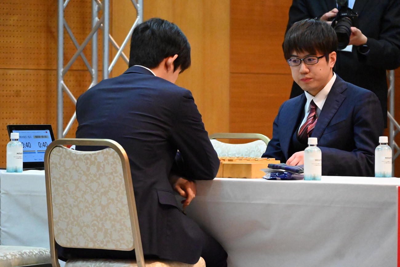 第18回朝日杯将棋オープン戦本戦トーナメント準々決勝に臨んだ服部慎一郎六段（撮影・松浦隆司）