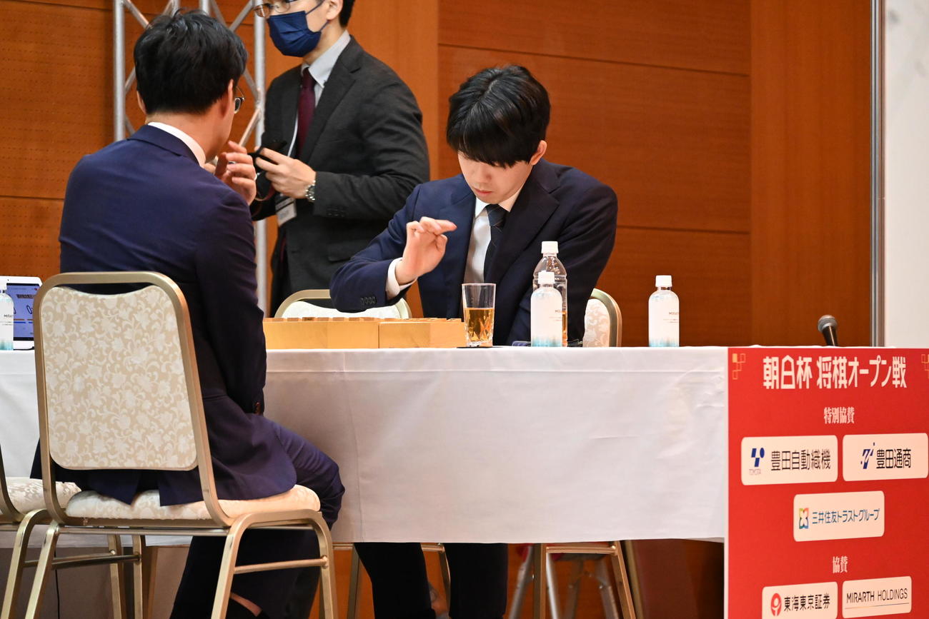 第18回朝日杯将棋オープン戦本戦トーナメント1回戦、阿久津主税八段との対局に臨んだ藤井聡太7冠（右）（撮影・松浦隆司）