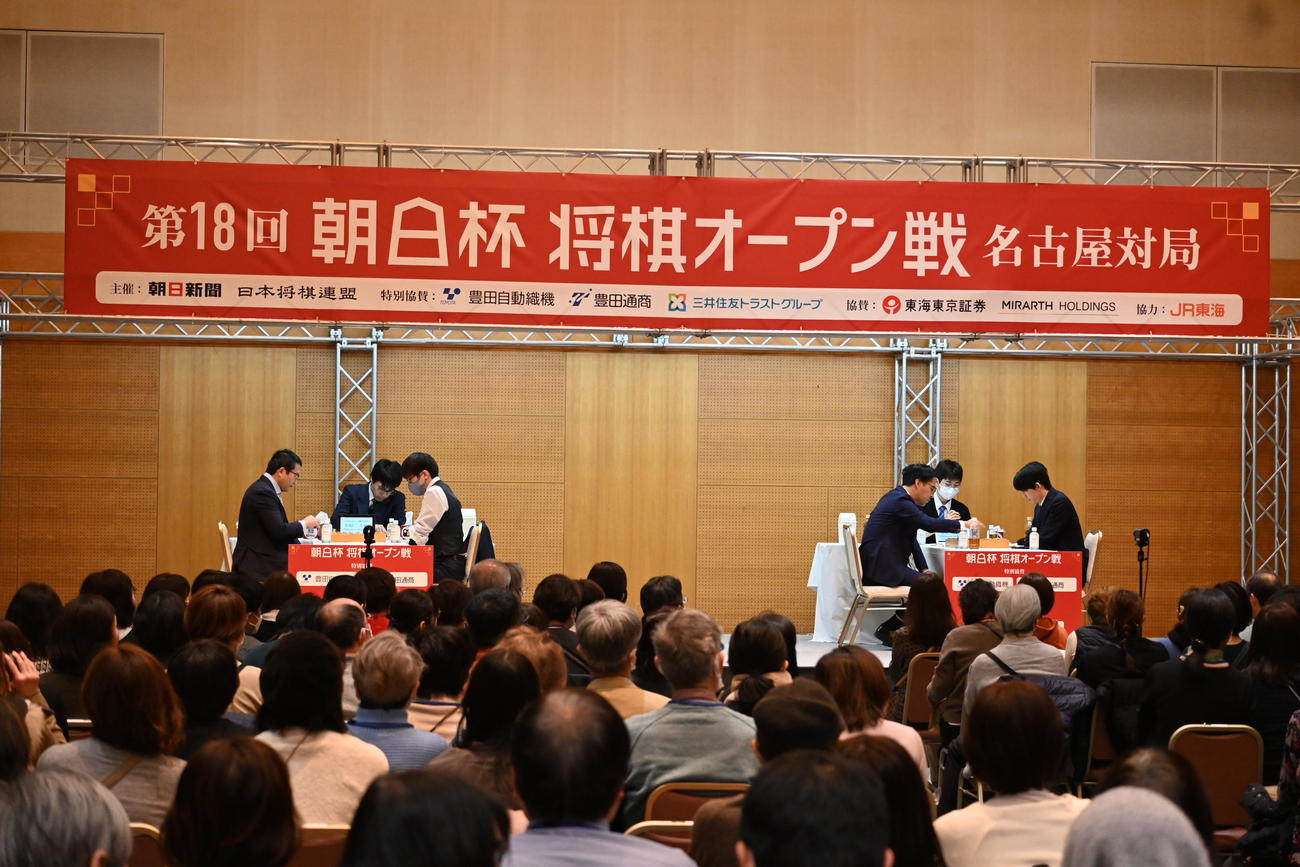 第18回朝日杯将棋オープン戦本戦トーナメント1回戦に臨んだ左から丸山忠久九段、服部慎一郎六段、阿久津主税八段、藤井聡太7冠（撮影・松浦隆司）