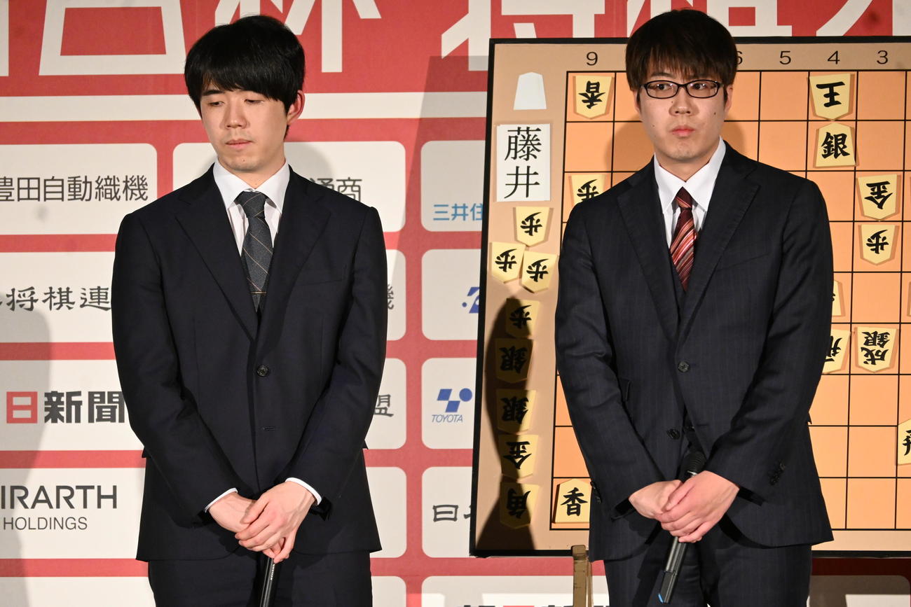 第18回朝日杯将棋オープン戦本戦トーナメント準々決勝の終局後、大盤解説会に登場した藤井聡太7冠（左）服部慎一郎六段（撮影・松浦隆司）