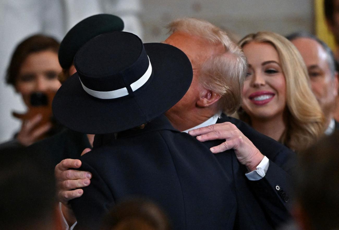 トランプ大統領は妻メラニアさんにキスをしようとした（ロイター）