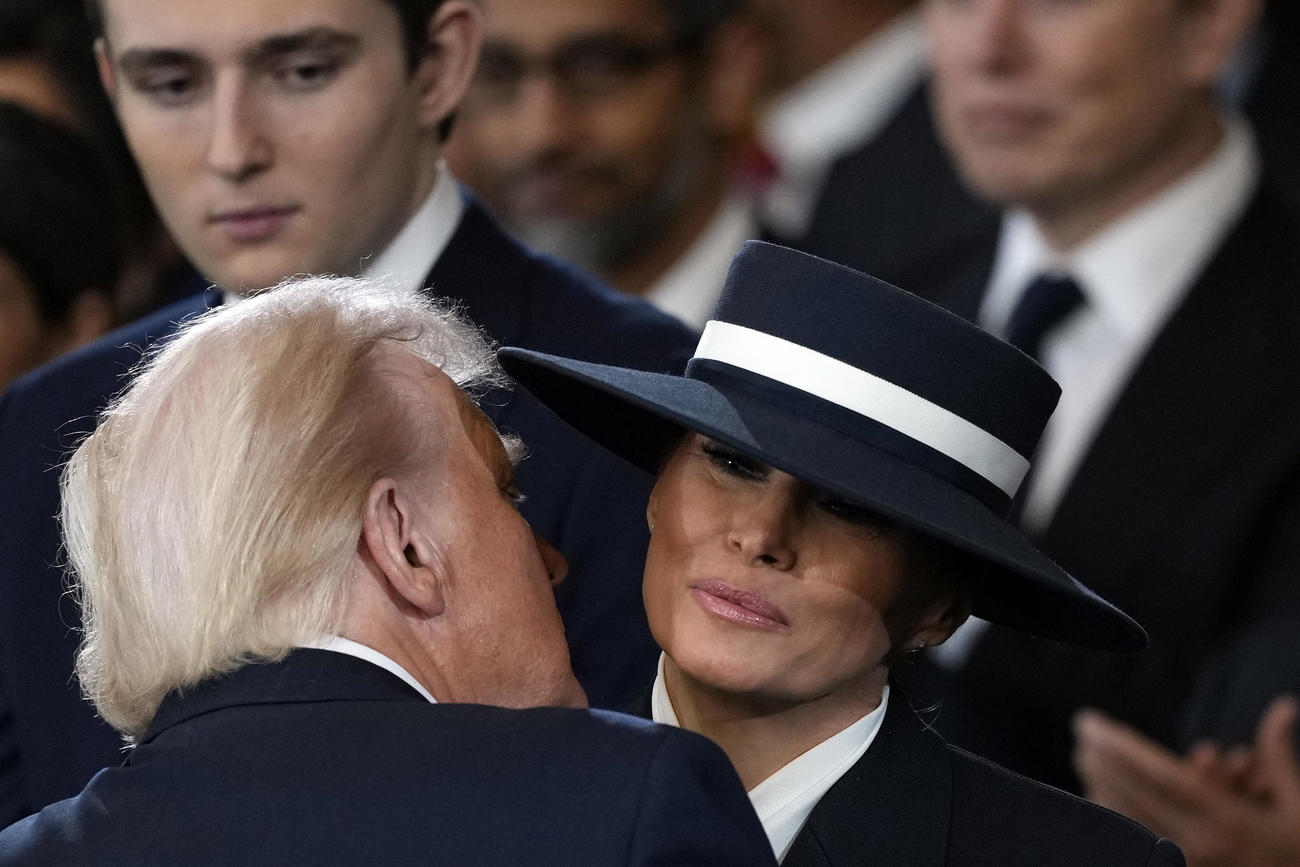 20日、米連邦議会でメラニアさん（右）にキスしようとするトランプ大統領（ゲッティ＝共同）