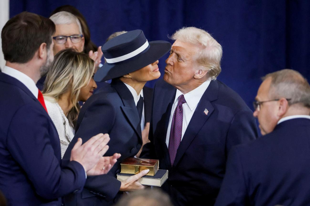 トランプ氏は妻メラニアさんにキスをしようとした（ロイター）