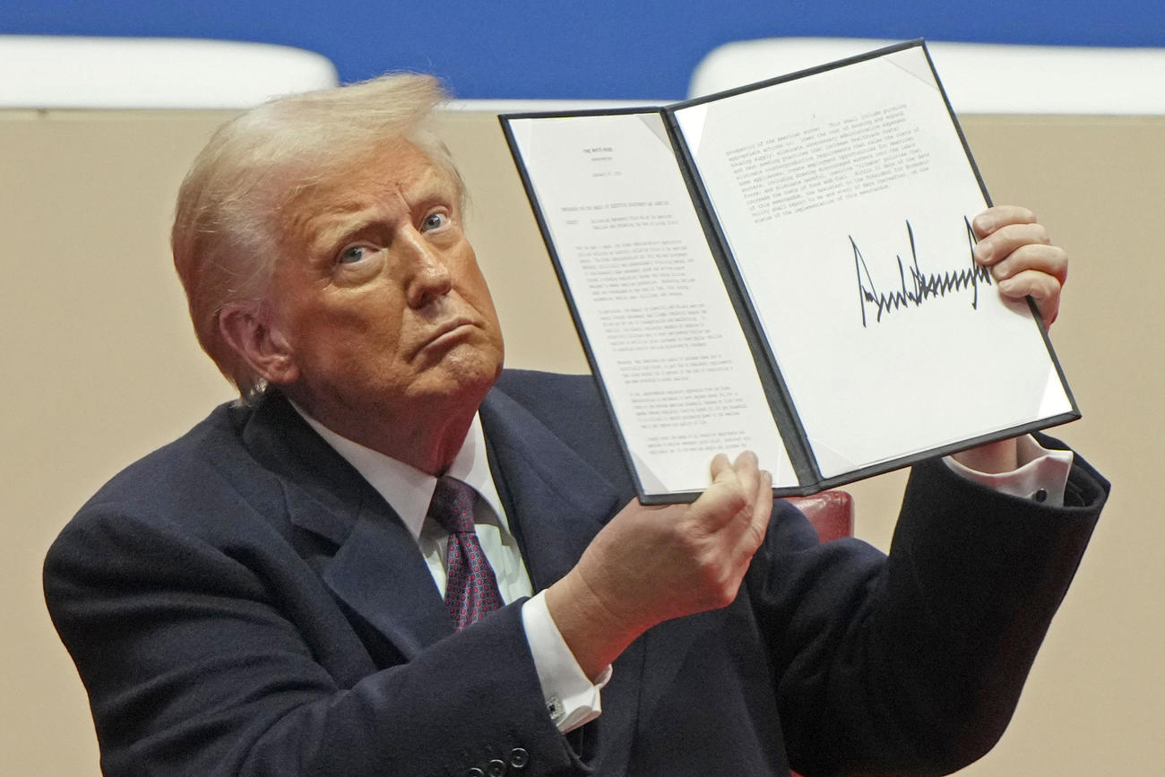 20日、支持者らの前で大統領令に署名したトランプ米大統領（AP＝共同）