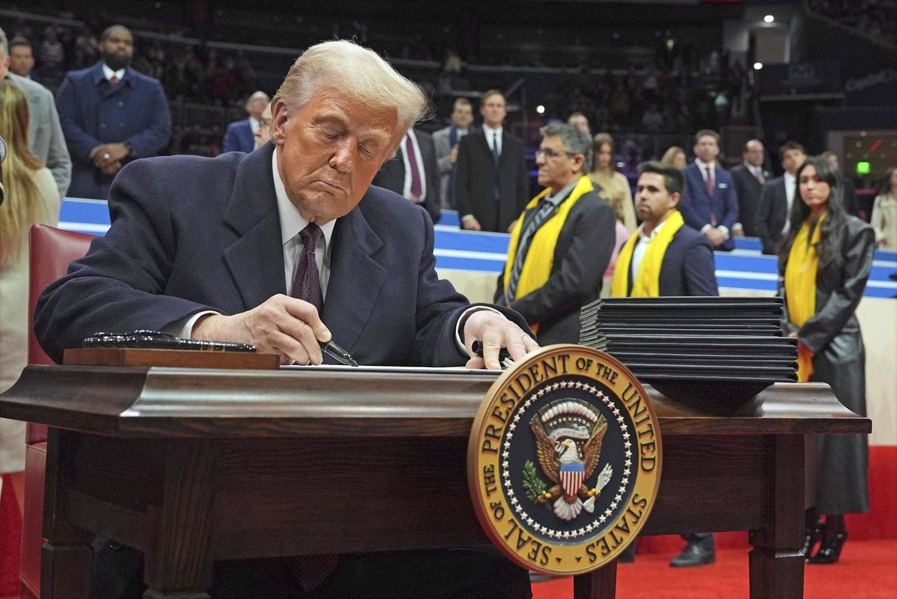 20日、支持者らの前で大統領令に署名するトランプ米大統領（AP＝共同）