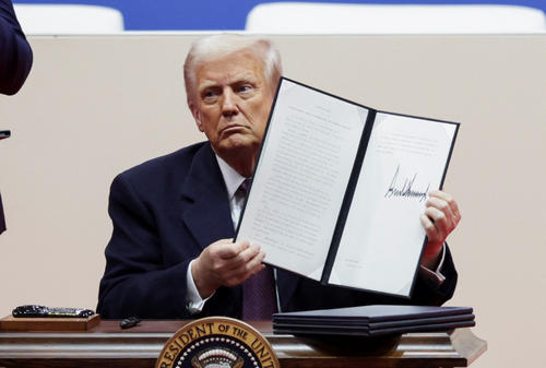 トランプ氏どや顔で異例パフォーマンス 2万人の支援者前で大統領令に