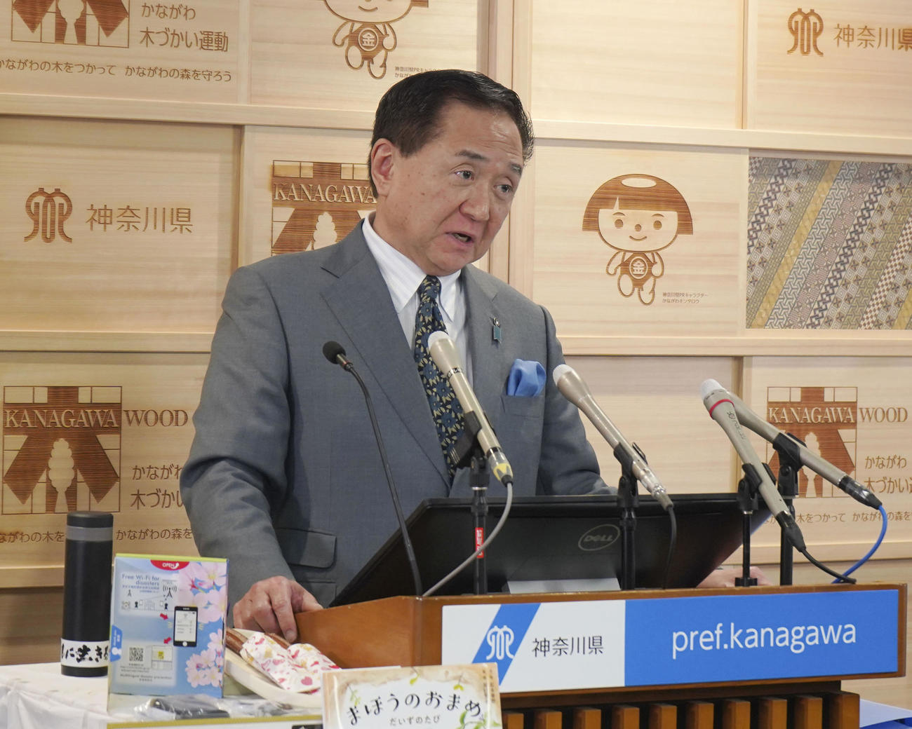記者会見でフジテレビの対応を批判する神奈川県の黒岩祐治知事（共同）