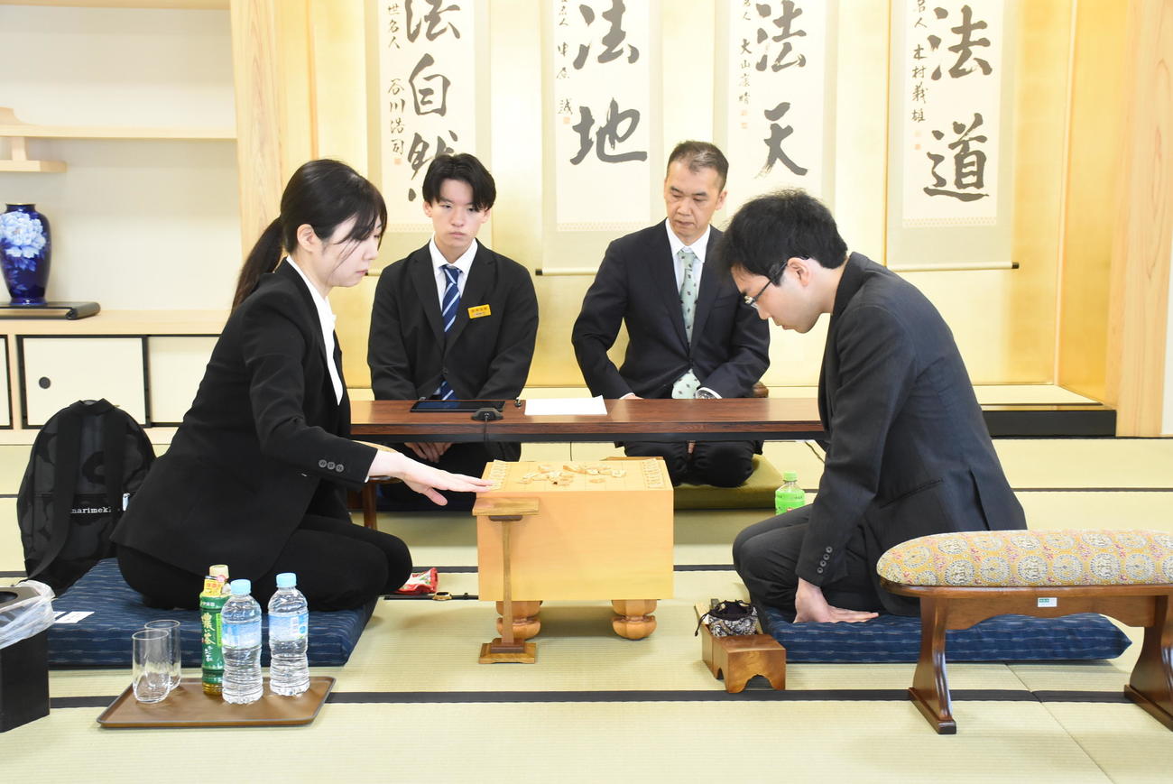 プロ棋士編入試験5番勝負第5局に臨んだ西山朋佳女流3冠（左）、柵木幹太四段（日本将棋連盟提供）