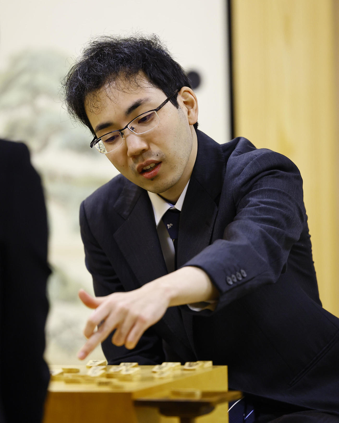 西山朋佳女流三冠に勝利し、対局を振り返る柵木幹太四段（撮影・藤尾明華）
