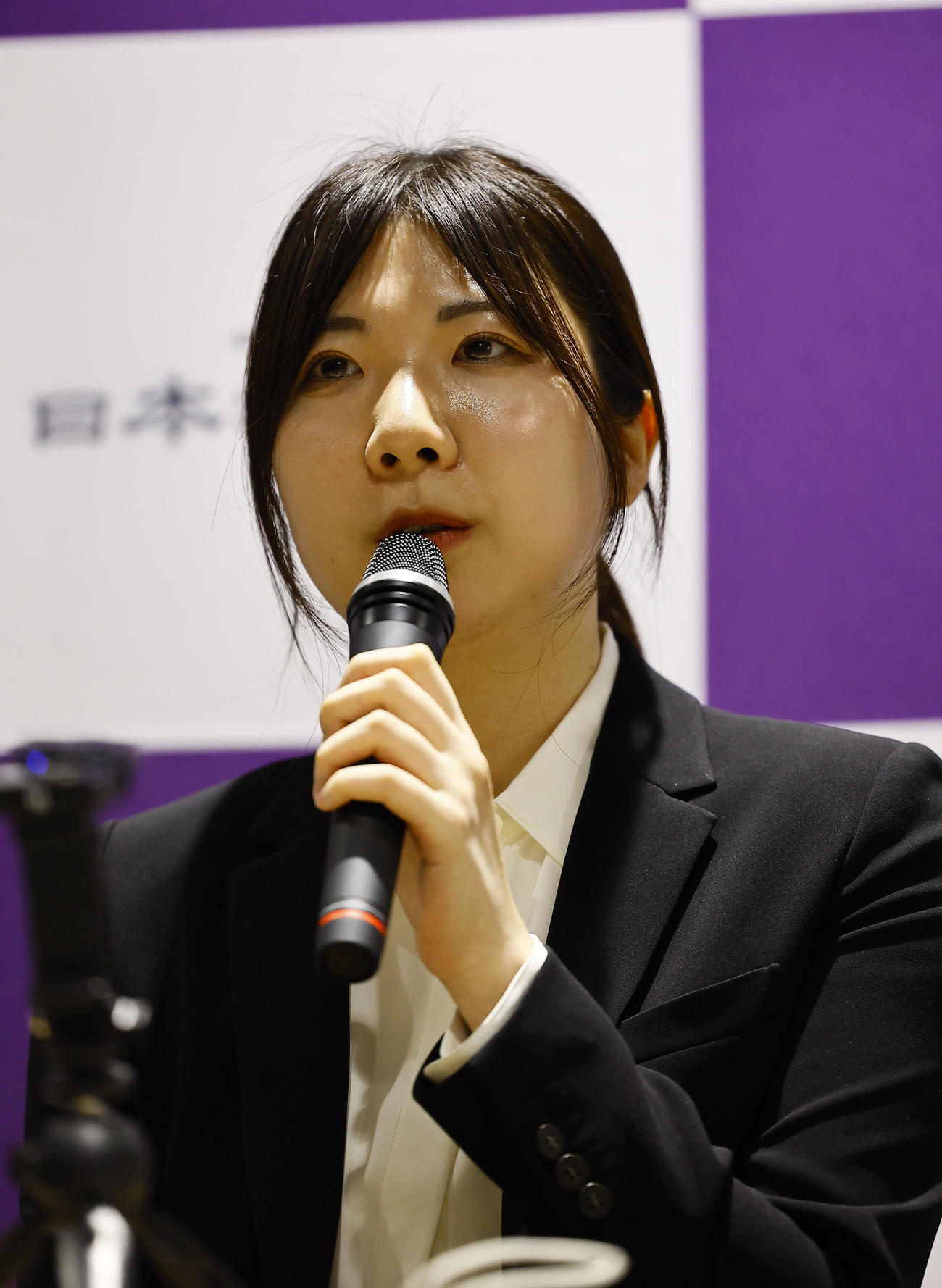 記者会見する西山朋佳女流三冠（撮影・藤尾明華）