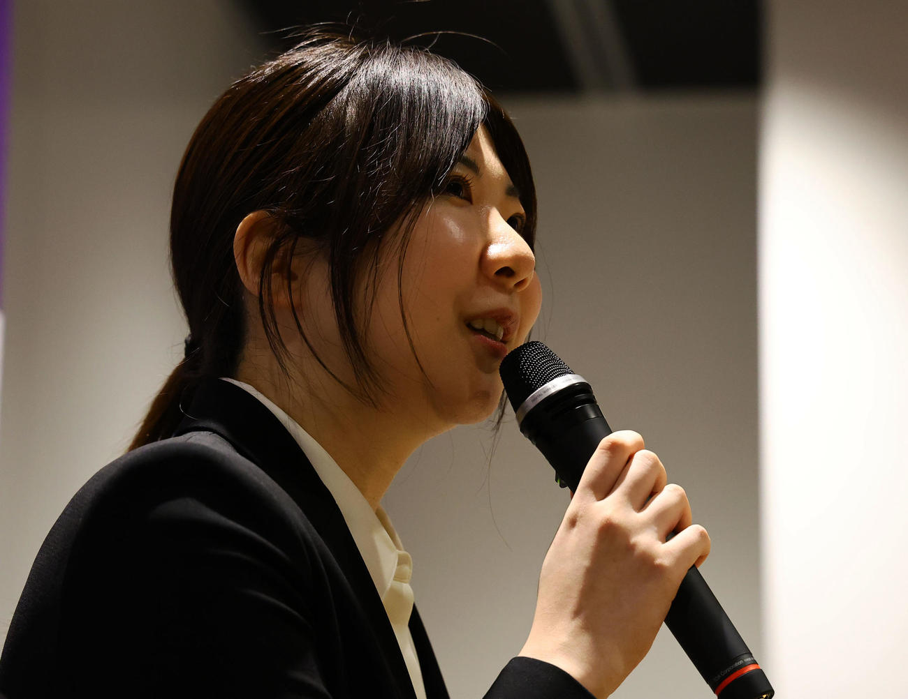 記者会見する西山朋佳女流三冠（撮影・藤尾明華）
