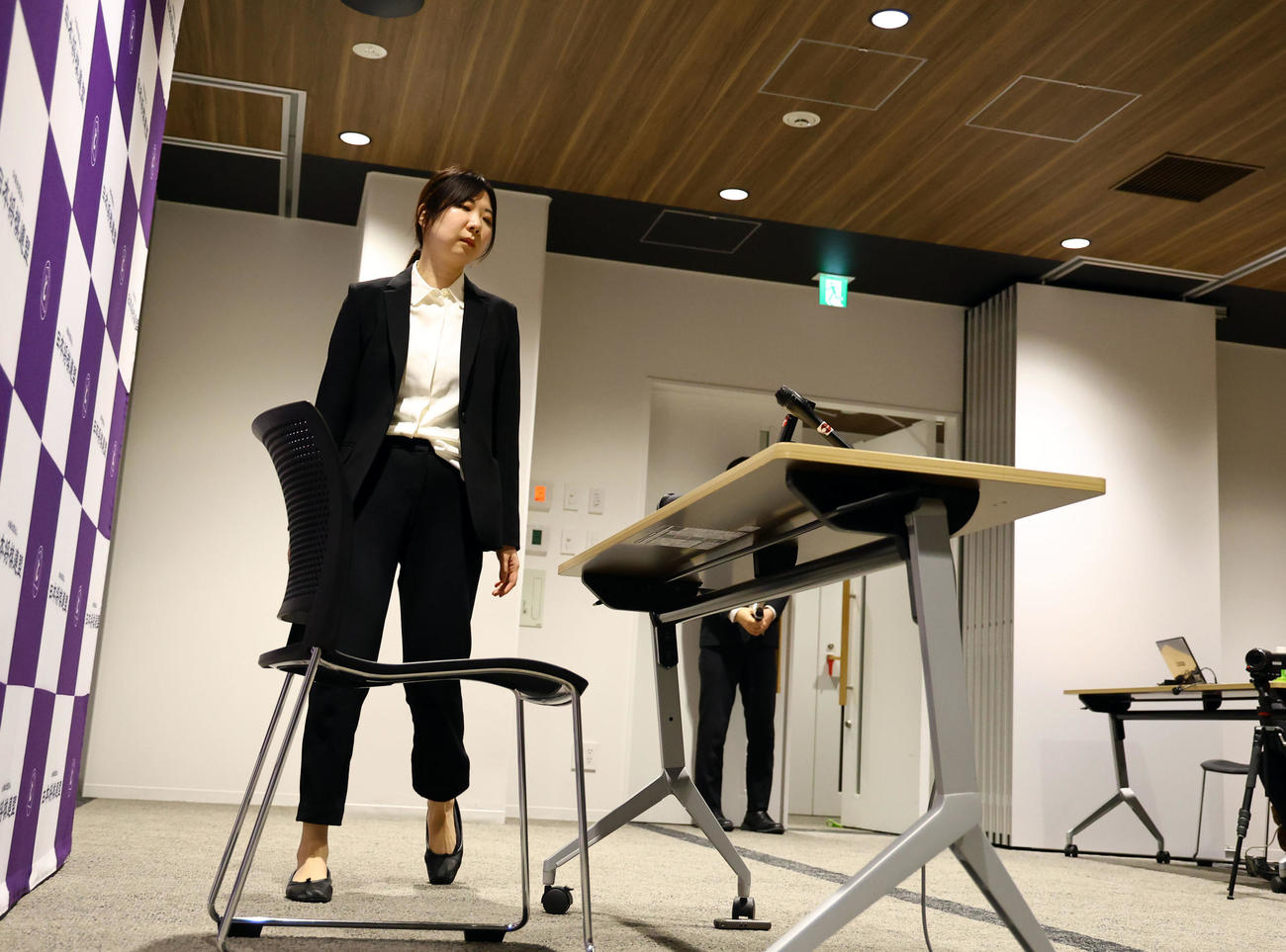 記者会見に臨む西山朋佳女流三冠（撮影・藤尾明華）