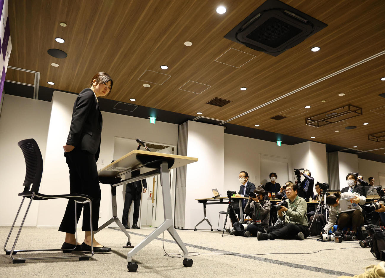 記者会見に臨む西山朋佳女流三冠（撮影・藤尾明華）
