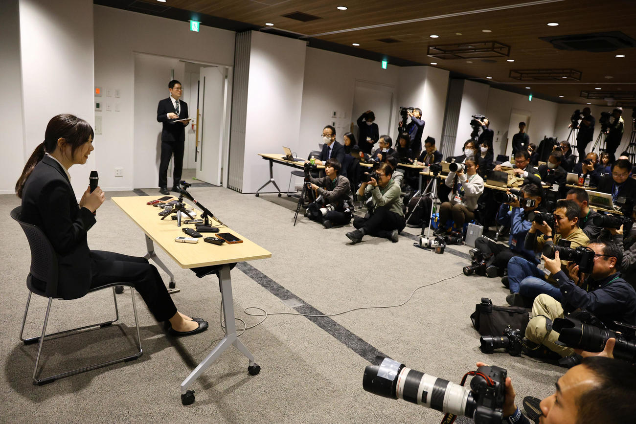 記者会見する西山朋佳女流三冠（撮影・藤尾明華）