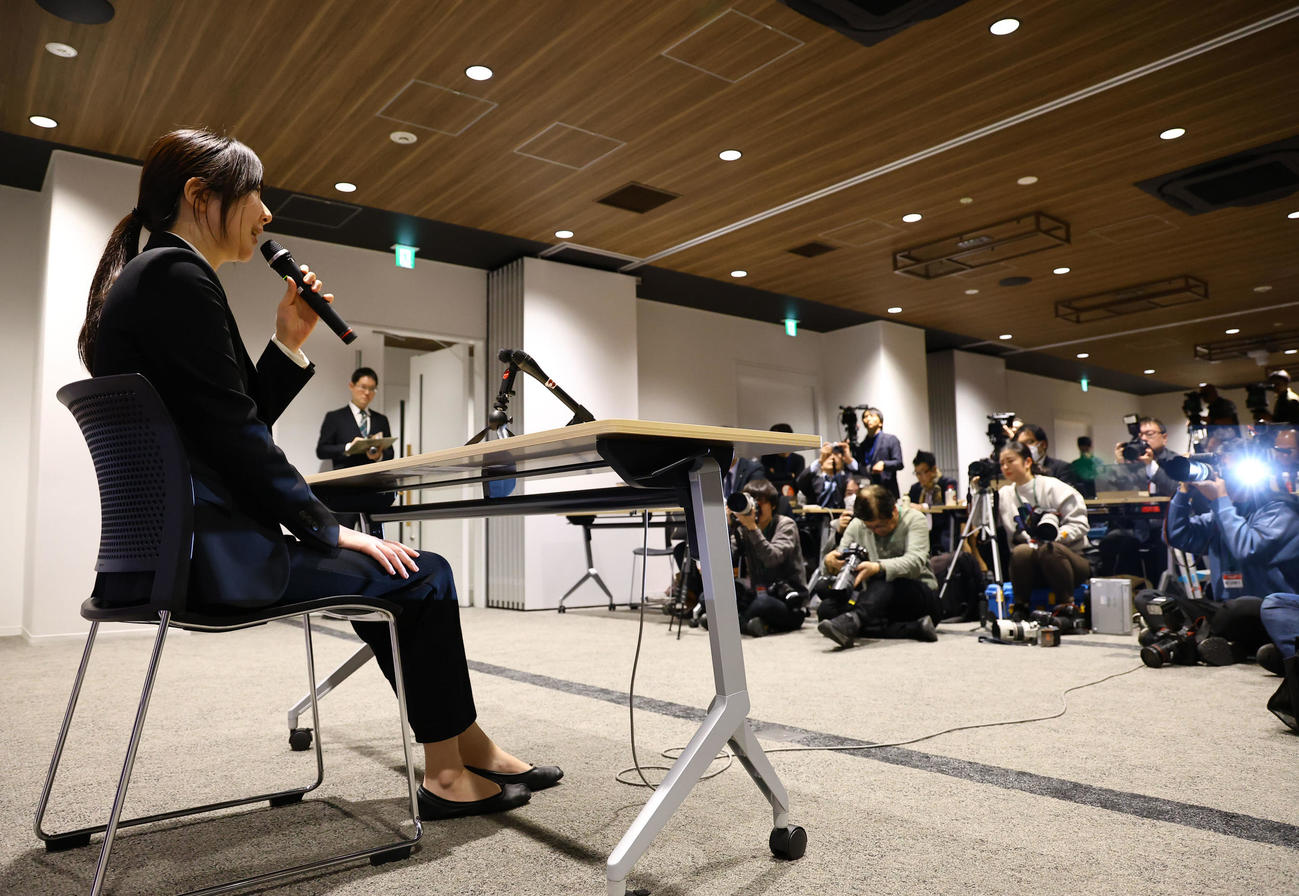 記者会見する西山朋佳女流三冠（撮影・藤尾明華）