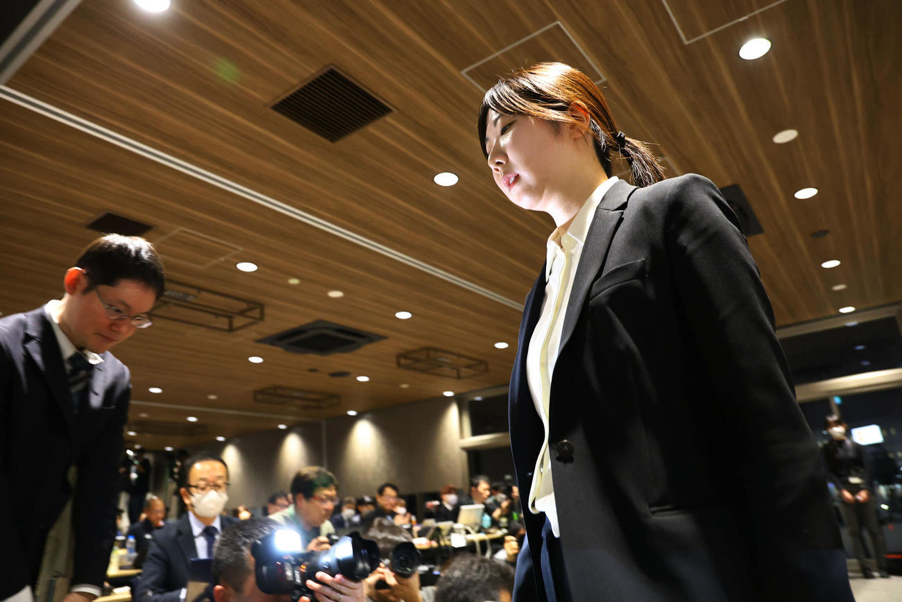 記者会見を終え退出する西山朋佳女流三冠（撮影・藤尾明華）
