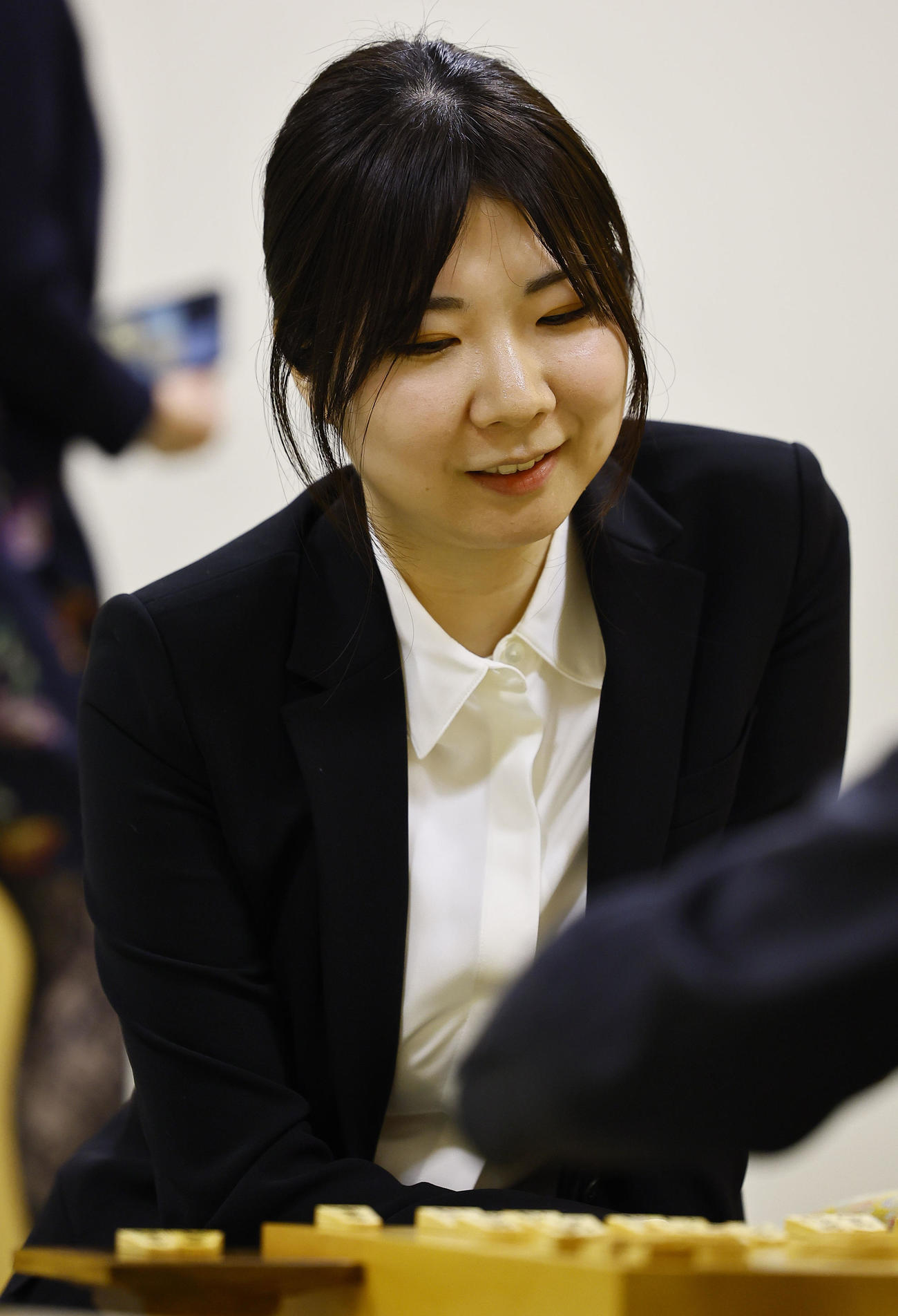 柵木幹太四段（右）に敗れ、感想戦で対局を振り返る西山朋佳女流三冠（撮影・藤尾明華）