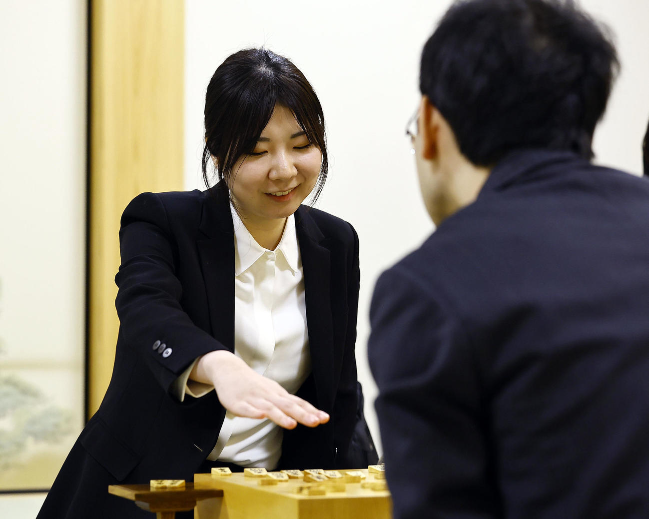 柵木幹太四段（右）に敗れ、感想戦で対局を振り返る西山朋佳女流三冠（撮影・藤尾明華）