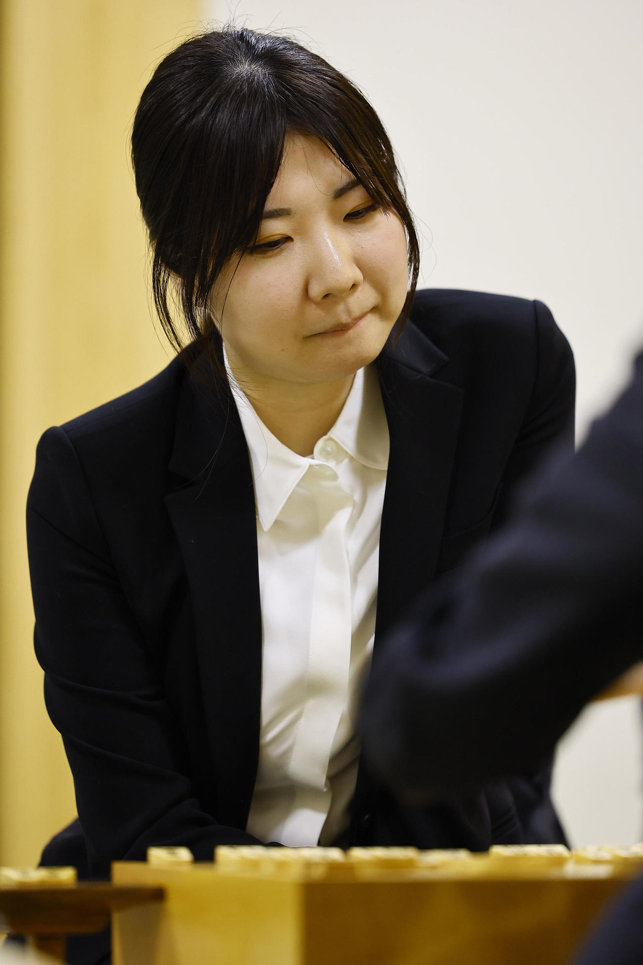 柵木幹太四段（右）に敗れ、感想戦で対局を振り返る西山朋佳女流三冠（撮影・藤尾明華）