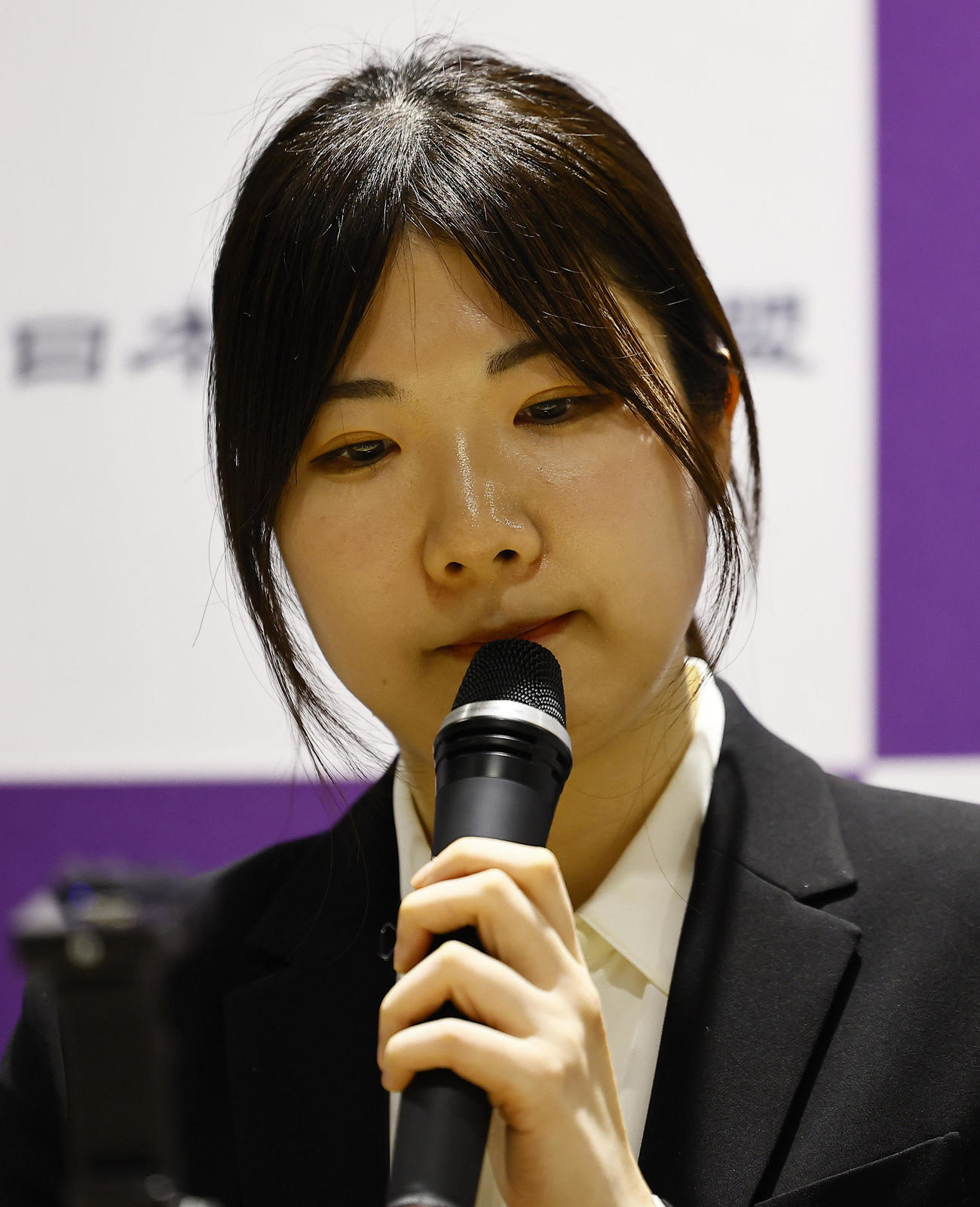 記者会見する西山朋佳女流三冠（撮影・藤尾明華）