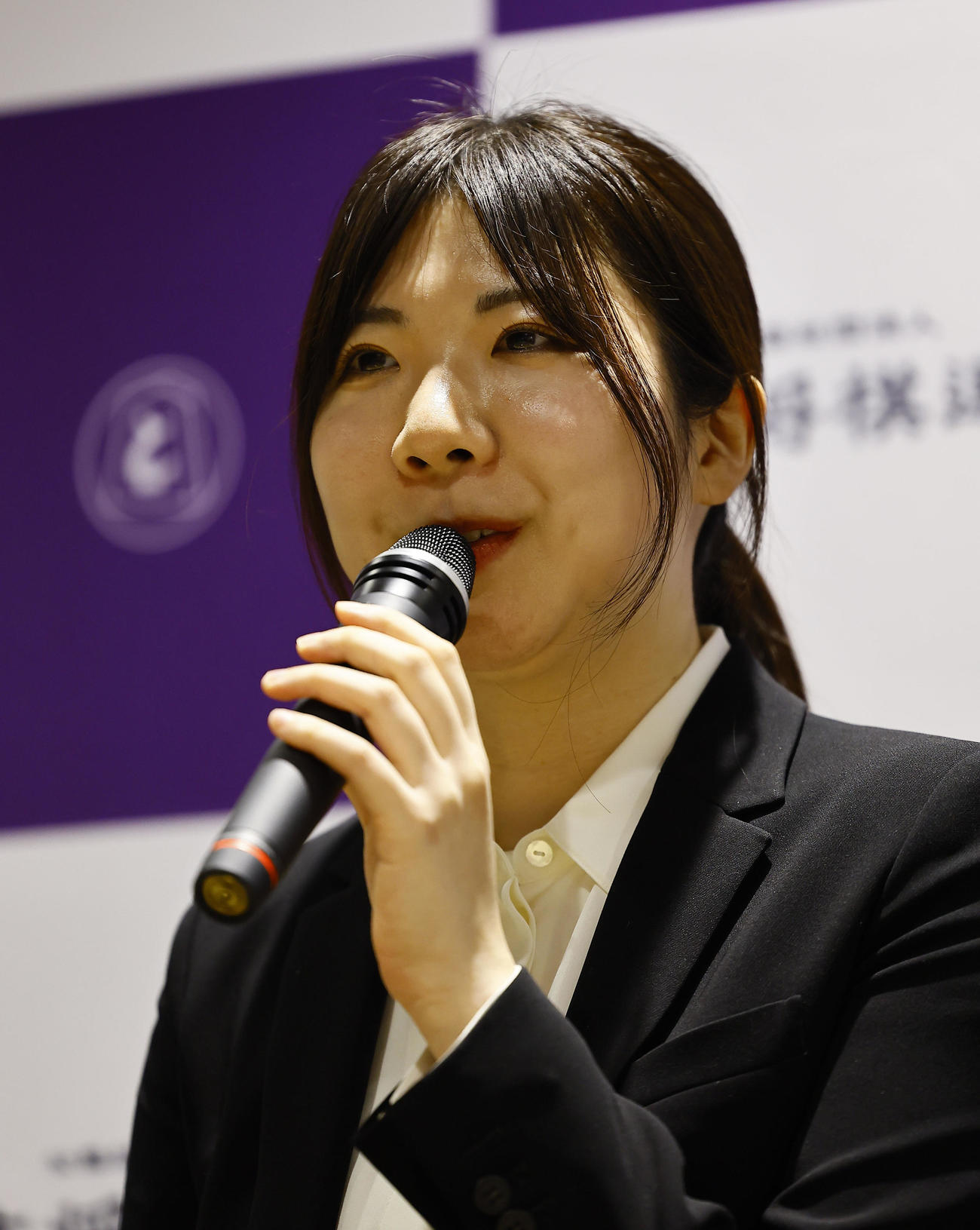 記者会見する西山朋佳女流三冠（撮影・藤尾明華）