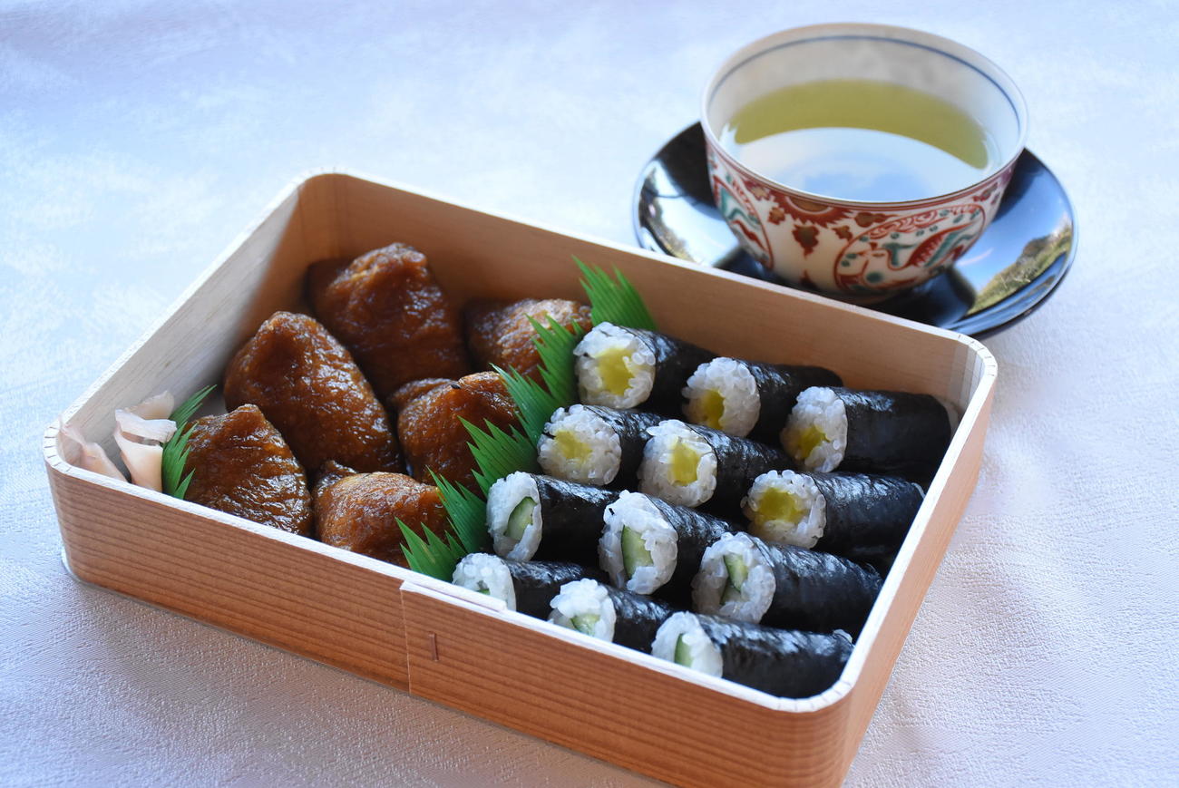 藤井聡太王将の昼食「助六寿司」「煎茶」（日本将棋連盟提供）