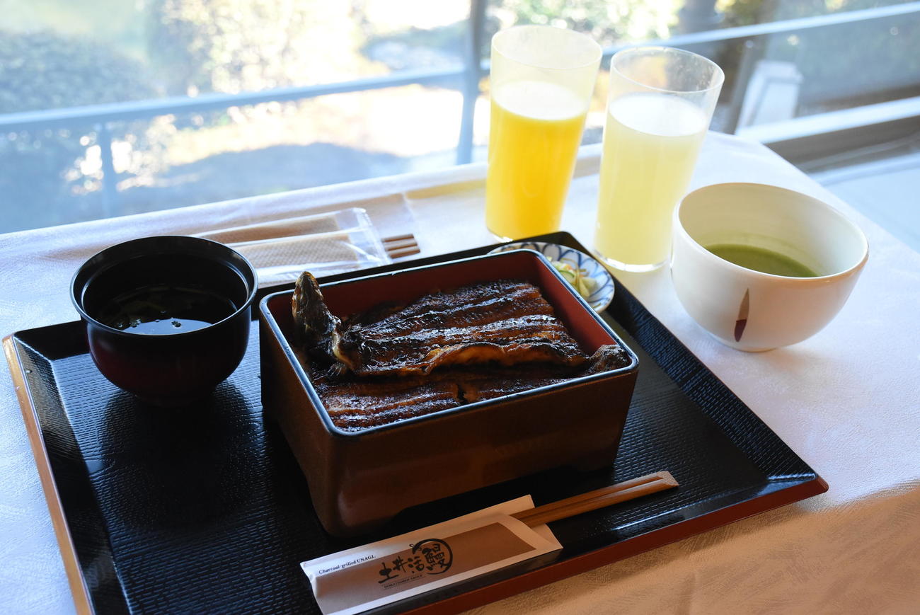 永瀬拓矢九段の昼食「うなぎ一匹重」「抹茶」「フレッシュオレンジジュース」「フレッシュグレープフルーツジュース」（日本将棋連盟提供）