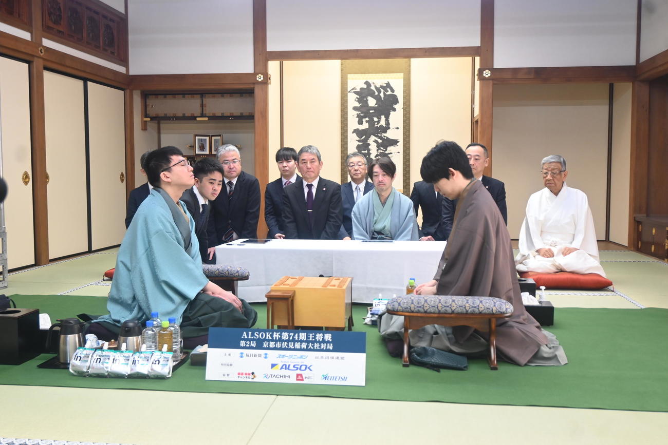 京都市の伏見稲荷大社での第74期王将戦7番勝負第2局に臨んだ永瀬拓矢九段（左）藤井聡太王将（撮影・松浦隆司）