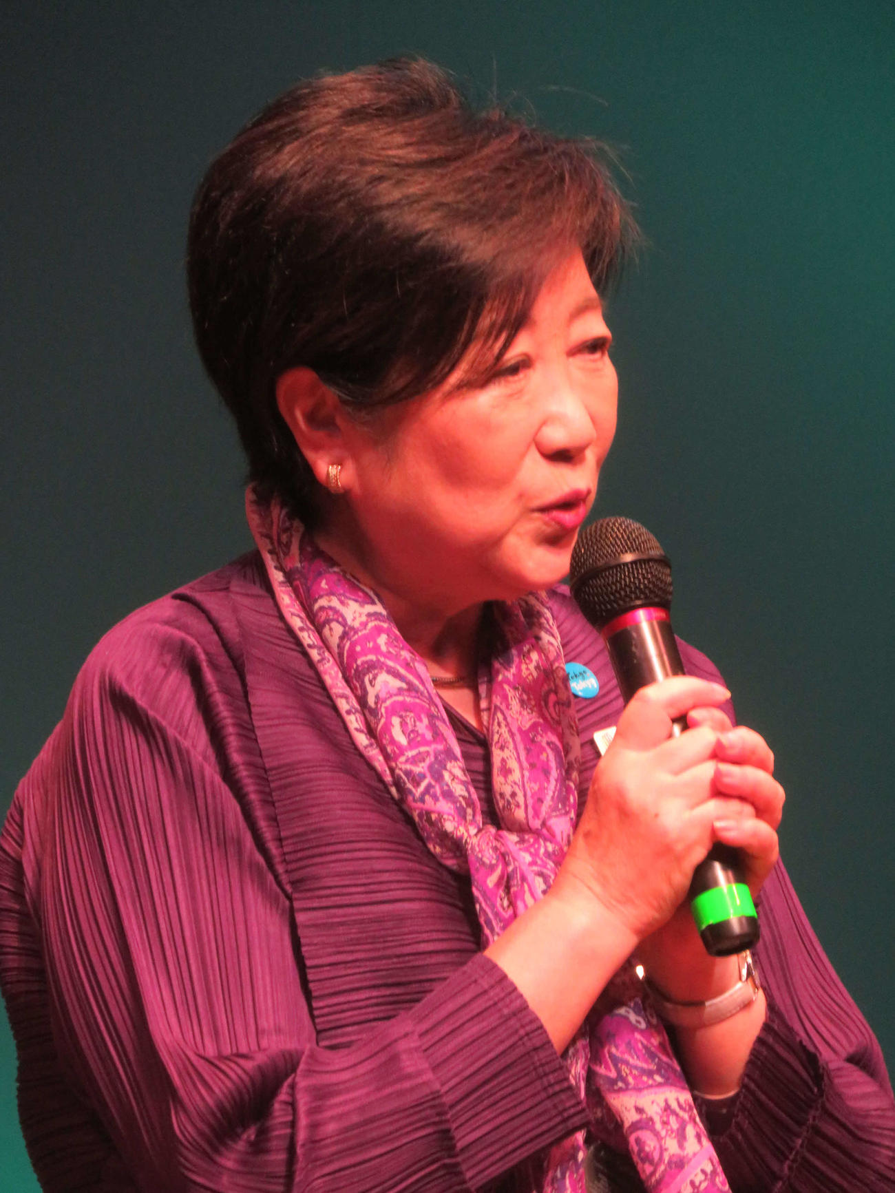 美空ひばり「川の流れのように」を歌う小池百合子都知事