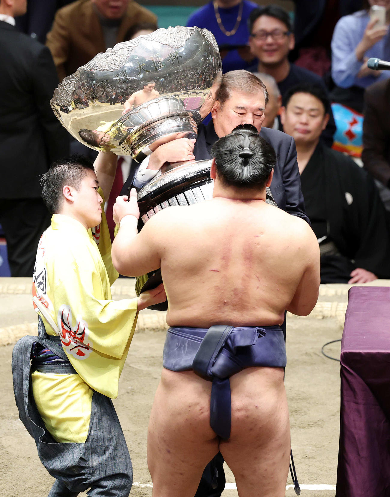 豊昇龍に内閣総理大臣杯を渡す石破茂首相（撮影・鈴木正人）