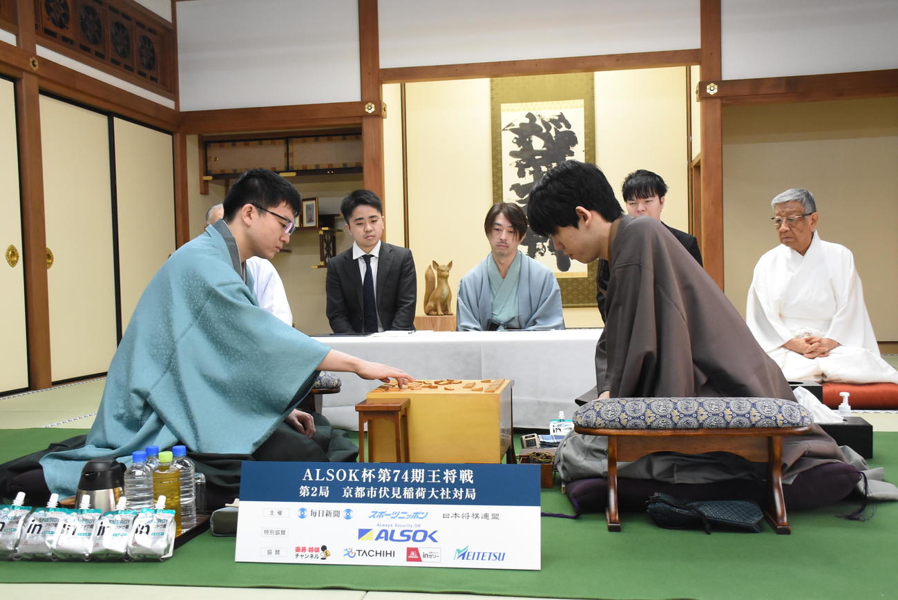 王将戦7番勝負第2局2日目に臨んだ永瀬拓矢九段（左と）藤井聡太王将（日本将棋連盟提供）