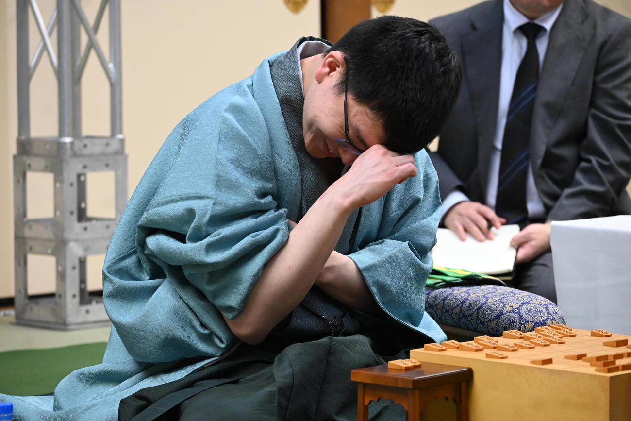 終局後、感想戦を行う永瀬拓矢九段（撮影・松浦隆司）