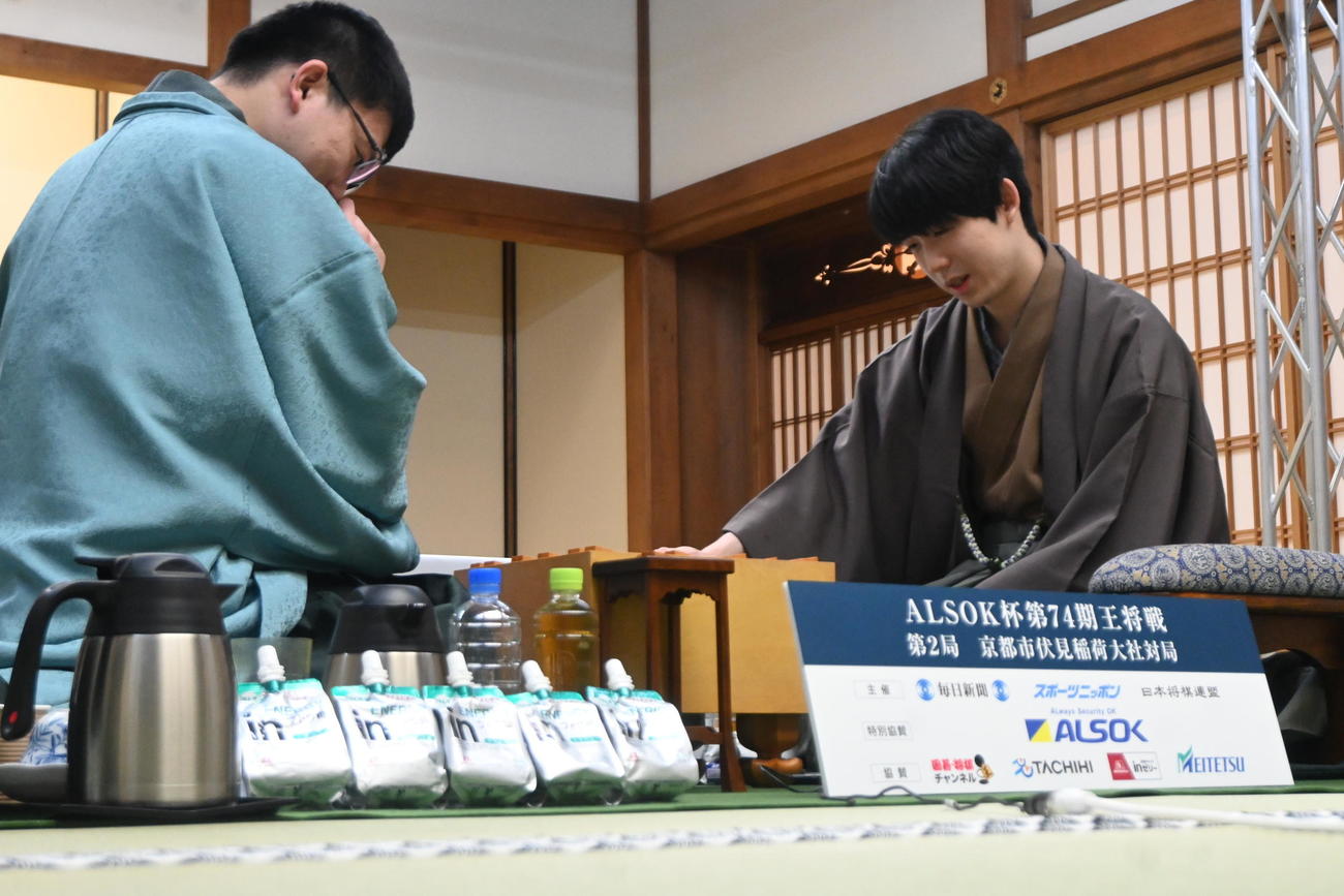 終局後、感想戦を行う永瀬拓矢九段（左）藤井聡太王将（撮影・松浦隆司）