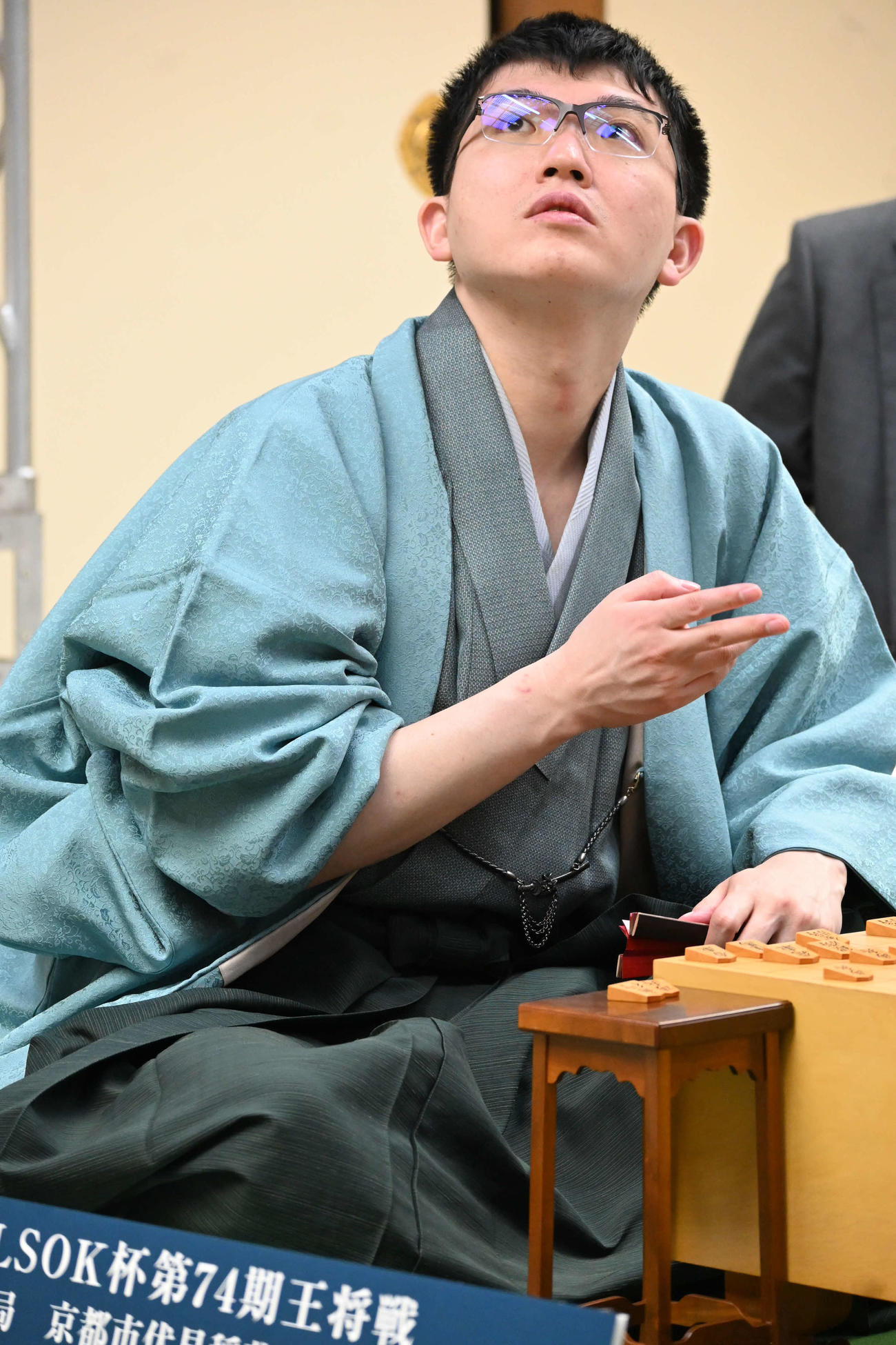 終局後、感想戦を行う永瀬拓矢九段（撮影・松浦隆司）
