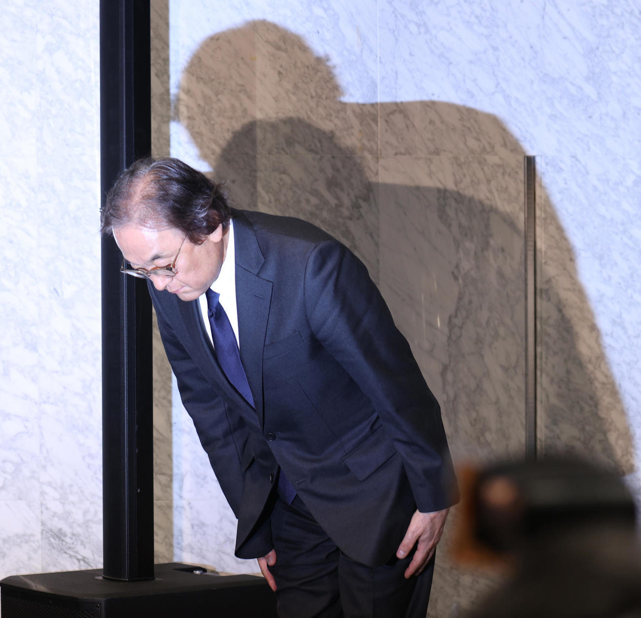 記者会見を終え会場をあとにするフジ・メディア・ホールディングス金光修社長（撮影・水谷安孝）