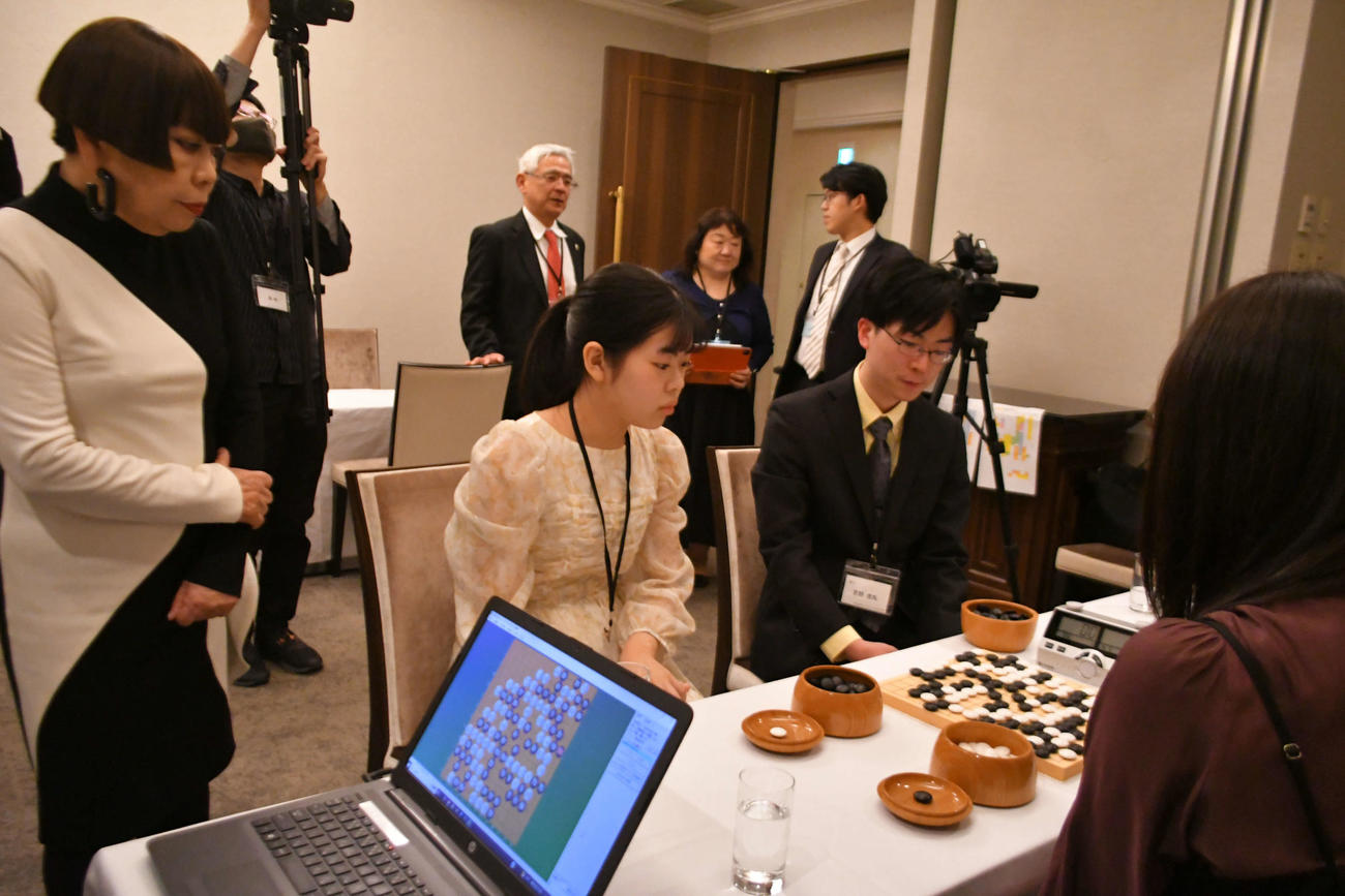 コシノジュンコ（左）は上野梨紗女流棋聖（中央）と芝野虎丸九段の決勝対局を観戦