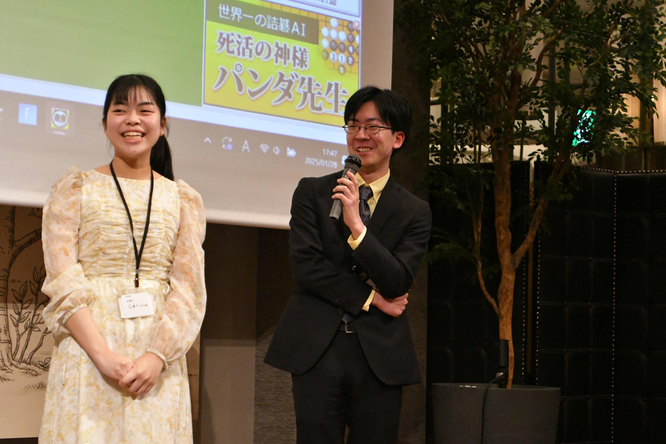 「ゆうきゅう戦　コシノジュンコ　クリスタルCUP」でペア碁を制して表彰式で笑顔を見せる上野梨紗女流棋聖（左）と芝野虎丸九段