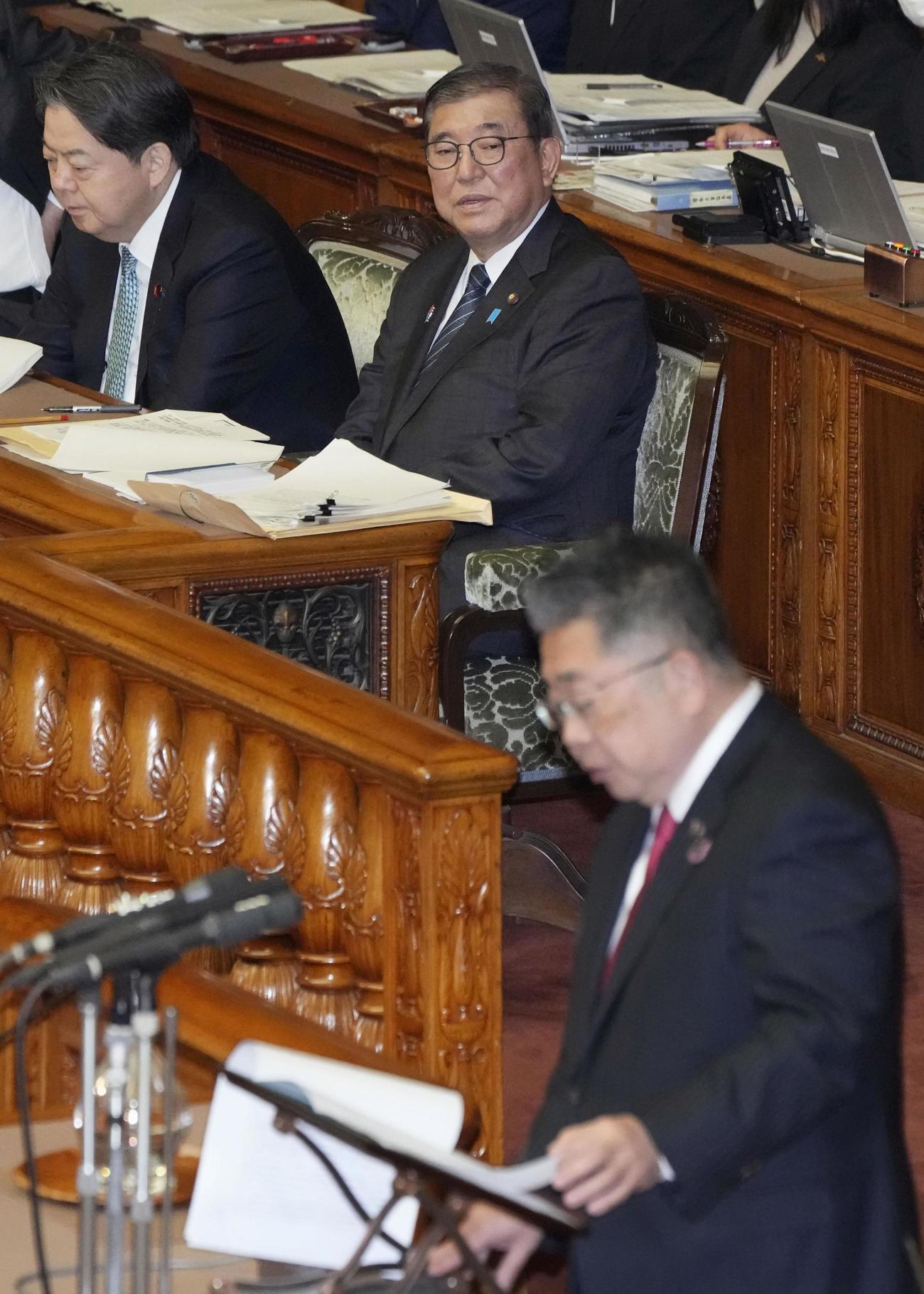 参院本会議で、共産党の小池晃氏（手前）の質問を聞く石破首相（奥右）＝29日午後（共同）