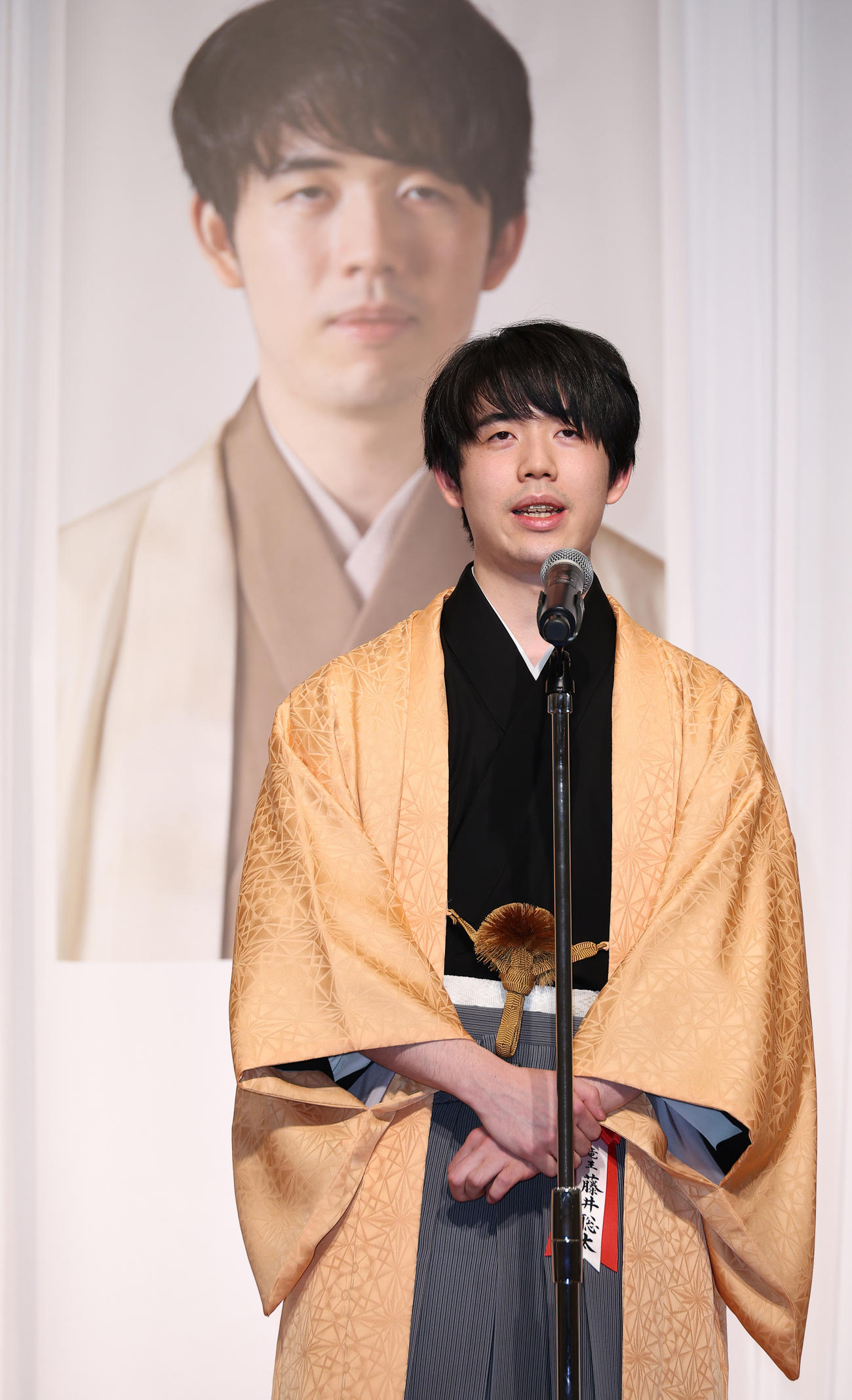 謝辞を述べる藤井聡太竜王（撮影・中島郁夫）