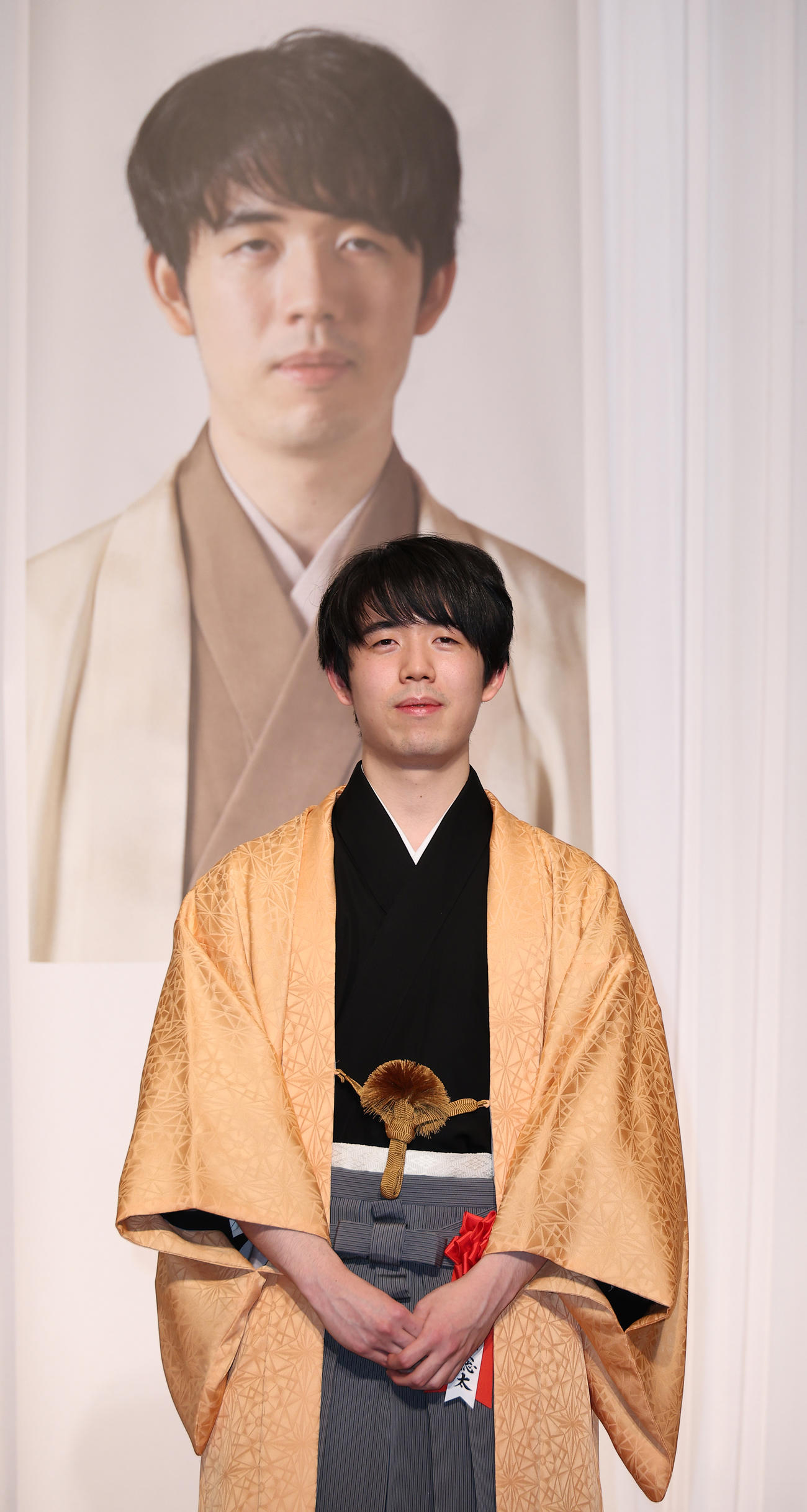 記念撮影する藤井聡太竜王（撮影・中島郁夫）