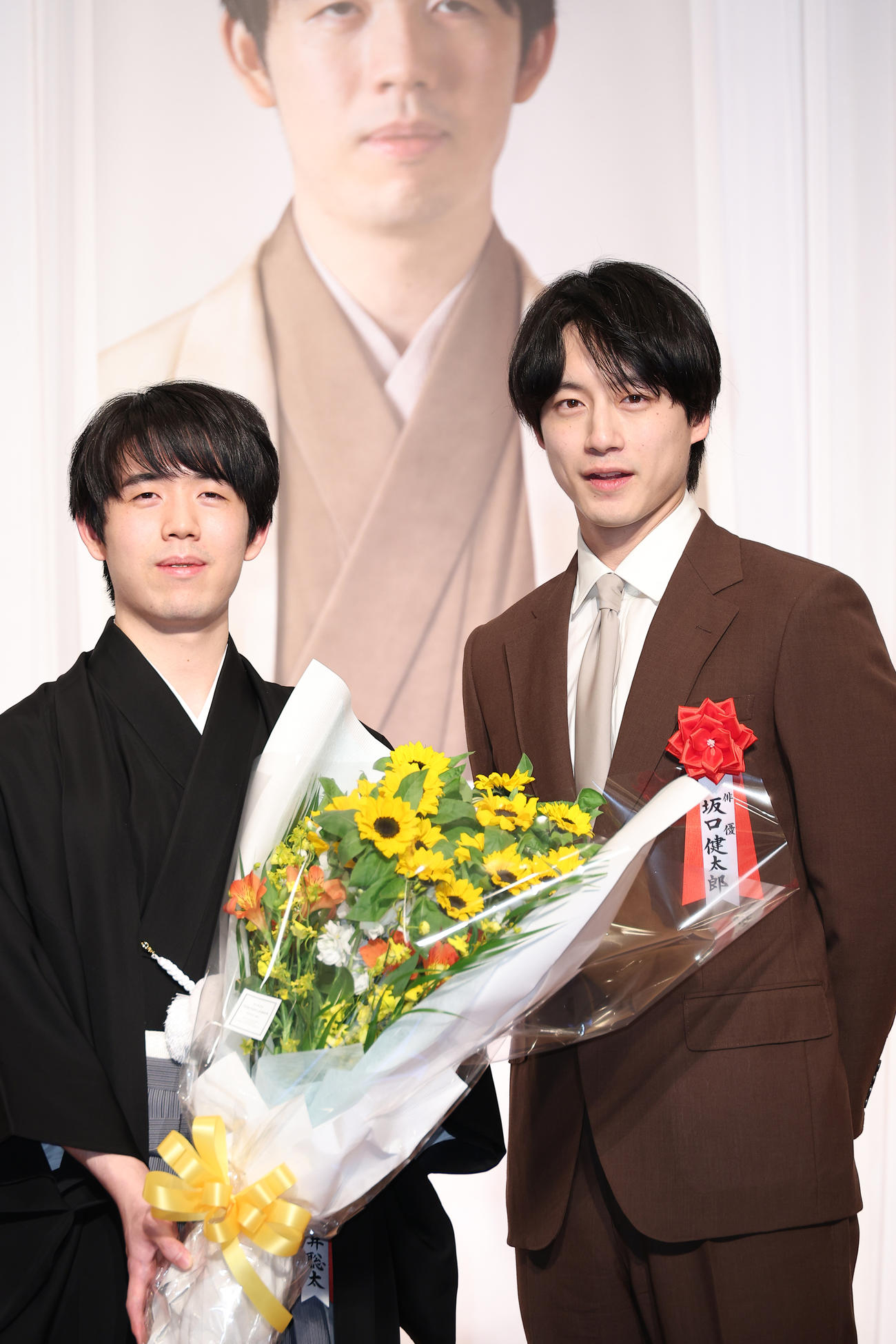 ゲストの坂口健太郎（右）と記念撮影する藤井聡太竜王（撮影・中島郁夫）