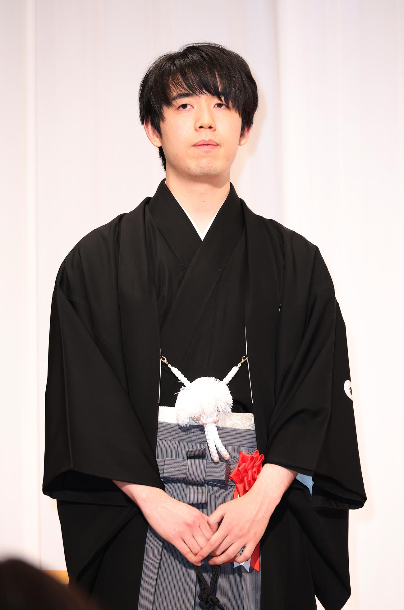 竜王就位式に登壇する藤井聡太竜王（撮影・中島郁夫）