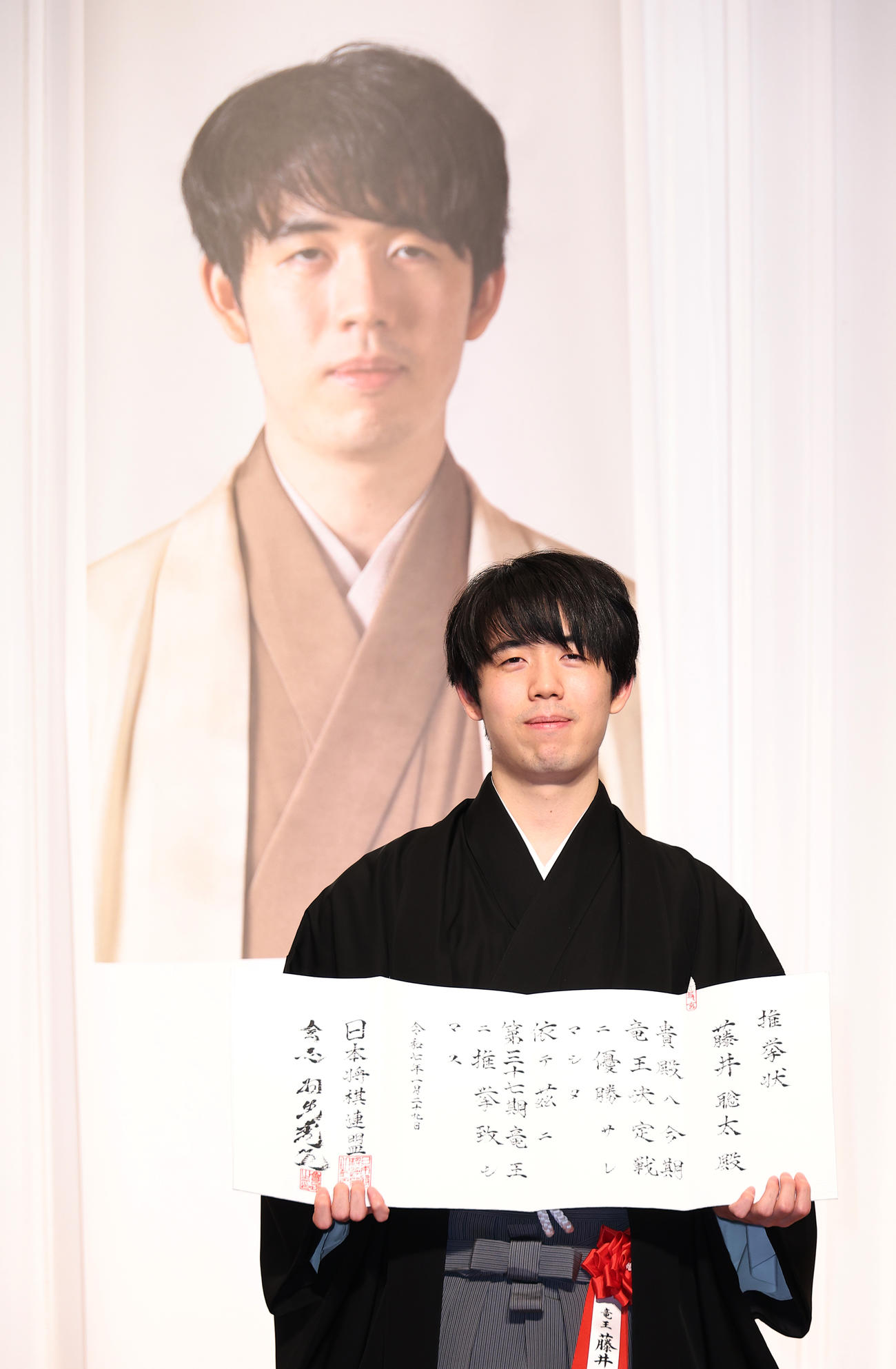 竜王推挙状を手にした藤井聡太竜王（撮影・中島郁夫）