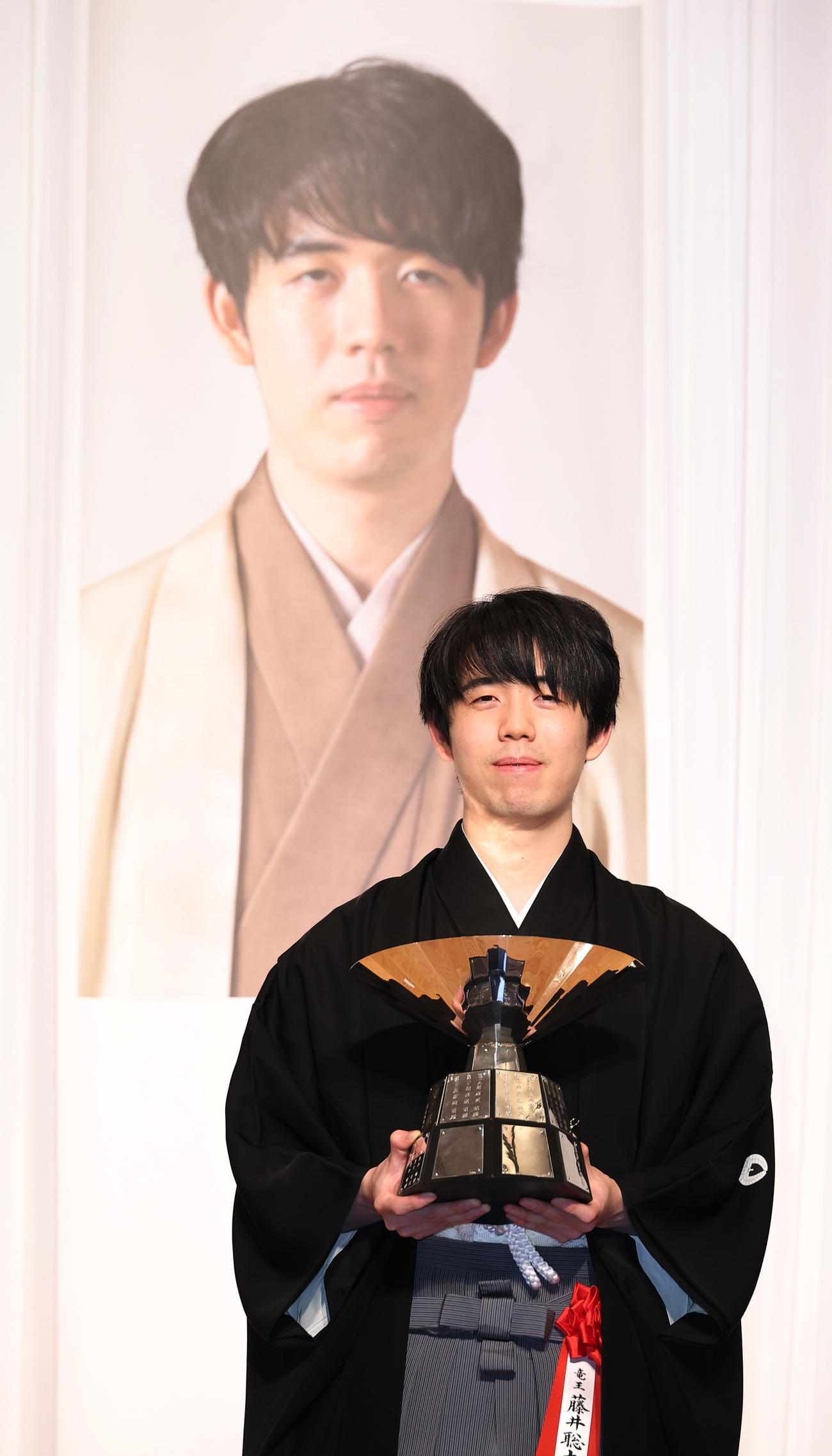 竜王杯を手にする藤井聡太竜王（撮影・中島郁夫）