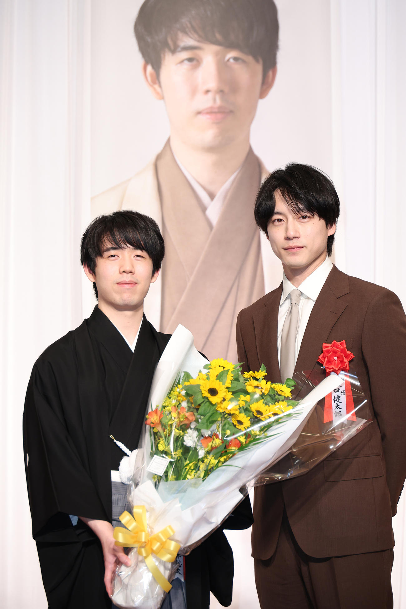 ゲストの坂口健太郎（右）と記念撮影する藤井聡太竜王（撮影・中島郁夫）