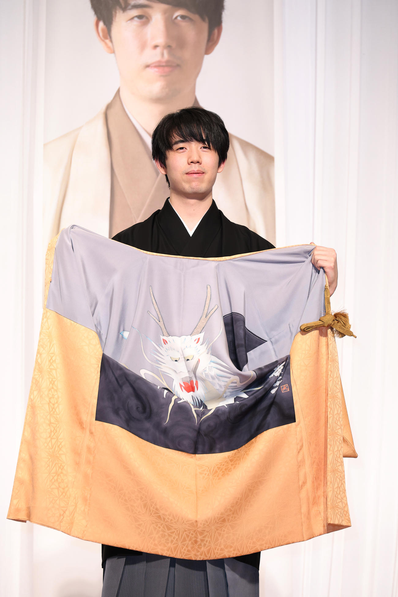 竜王クラウドファンディング羽織を披露する藤井聡太竜王（撮影・中島郁夫）