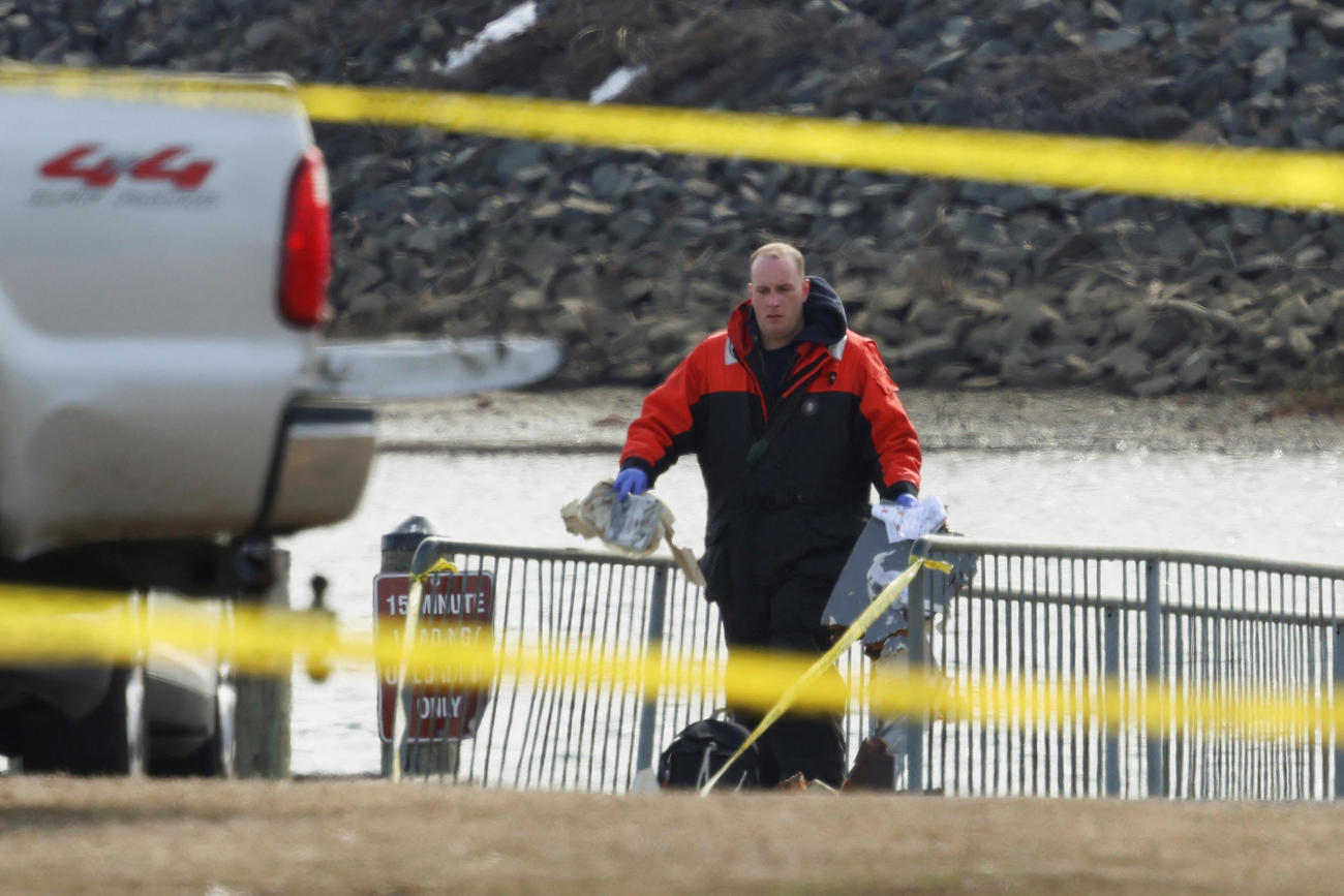 30日、米ワシントン近郊で、小型旅客機と陸軍ヘリコプターの衝突事故を受けて活動する緊急作業員（ロイター＝共同）