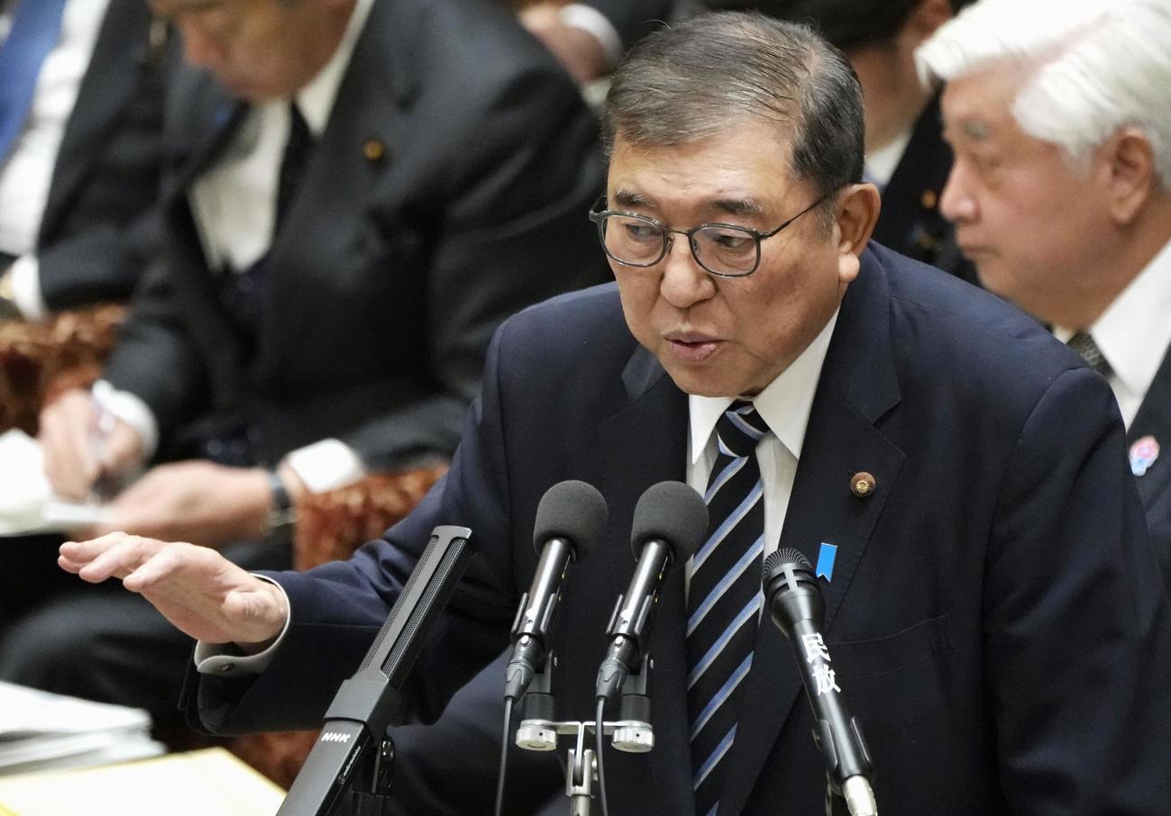 衆院予算委で答弁する石破首相（共同）